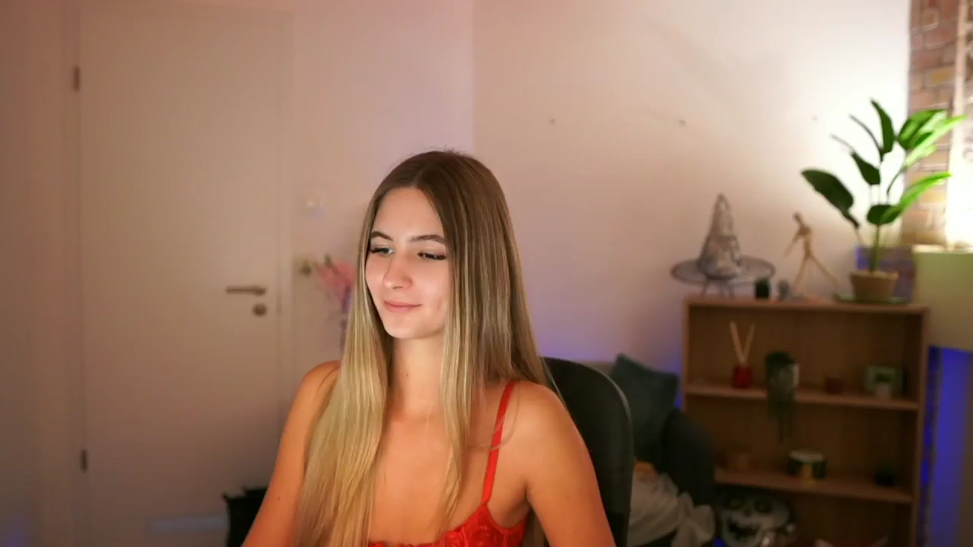 Gallery image thumbnail from CuteGirl_18's myfreecams stream on, 12/12/2024, 16:51 image 11 of 20