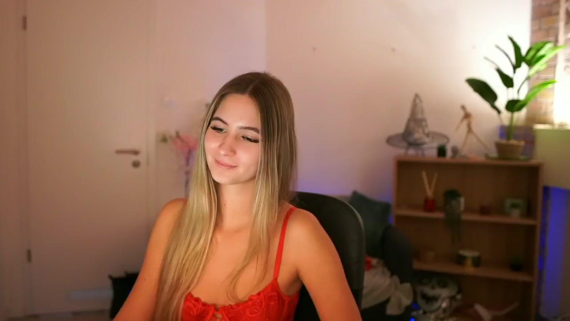 Gallery image thumbnail from CuteGirl_18's myfreecams stream on, 12/12/2024, 18:30 image 15 of 20