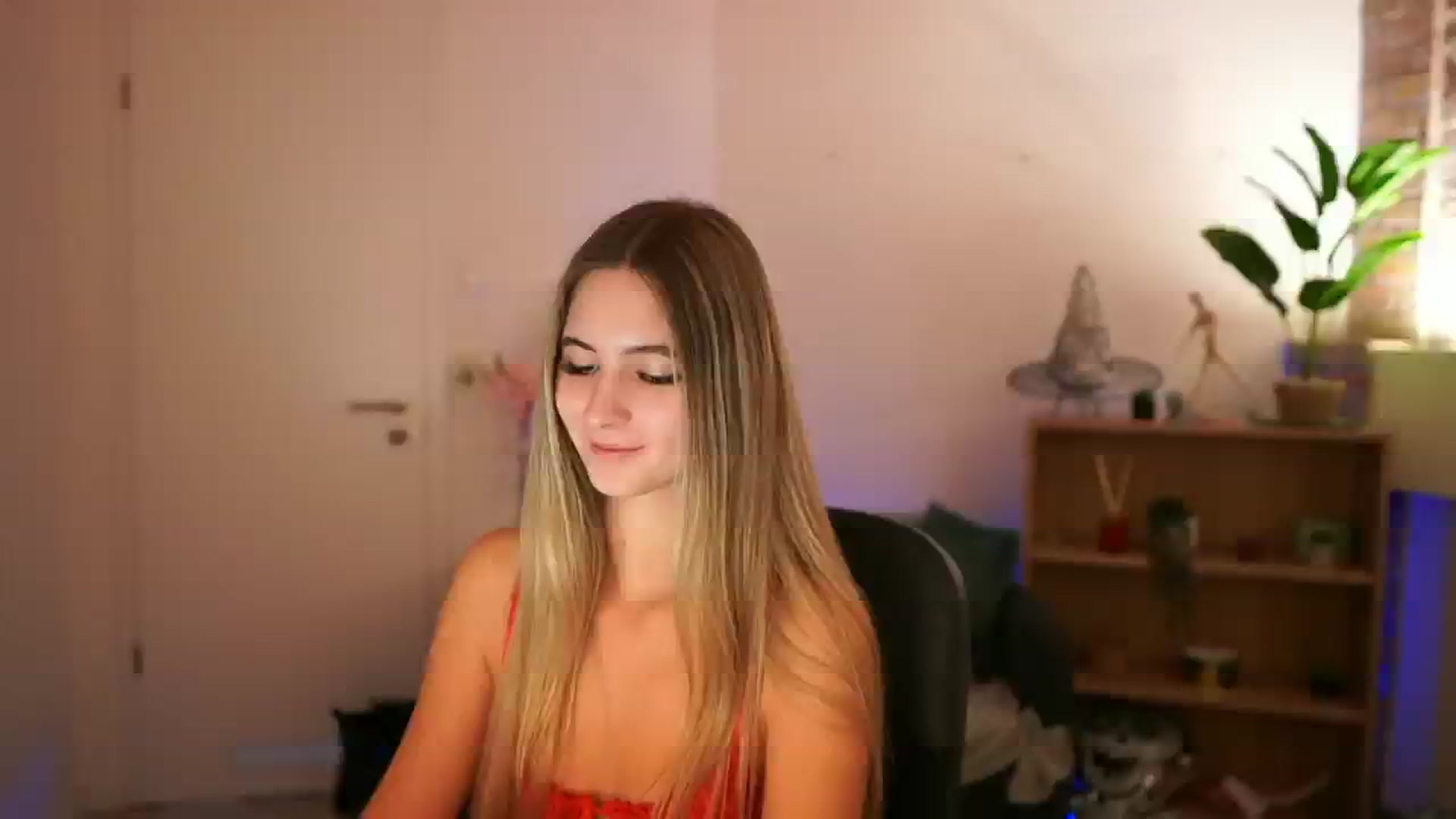 Gallery image thumbnail from CuteGirl_18's myfreecams stream on, 12/12/2024, 18:30 image 3 of 20