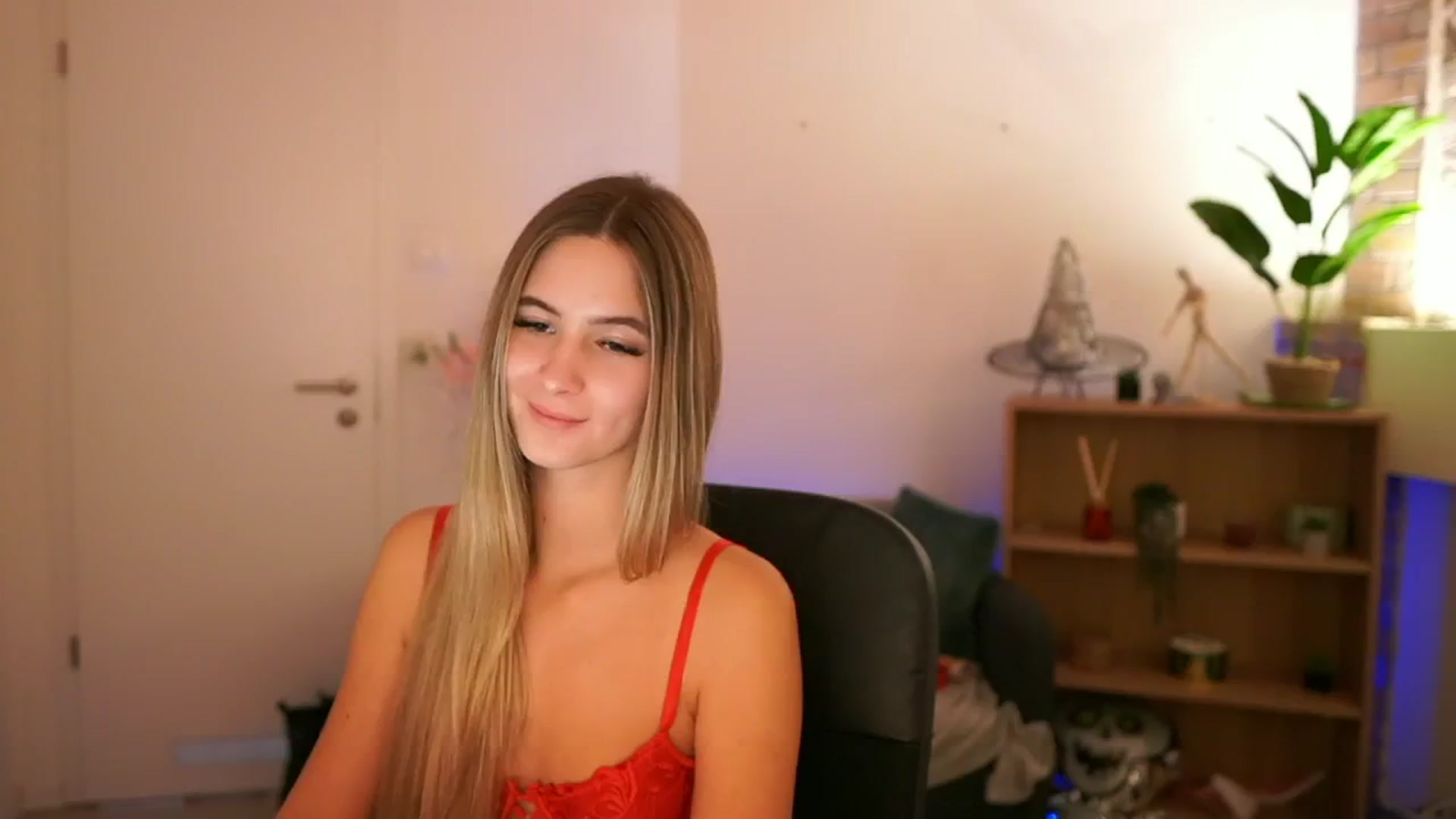 Gallery image thumbnail from CuteGirl_18's myfreecams stream on, 12/12/2024, 18:30 image 11 of 20