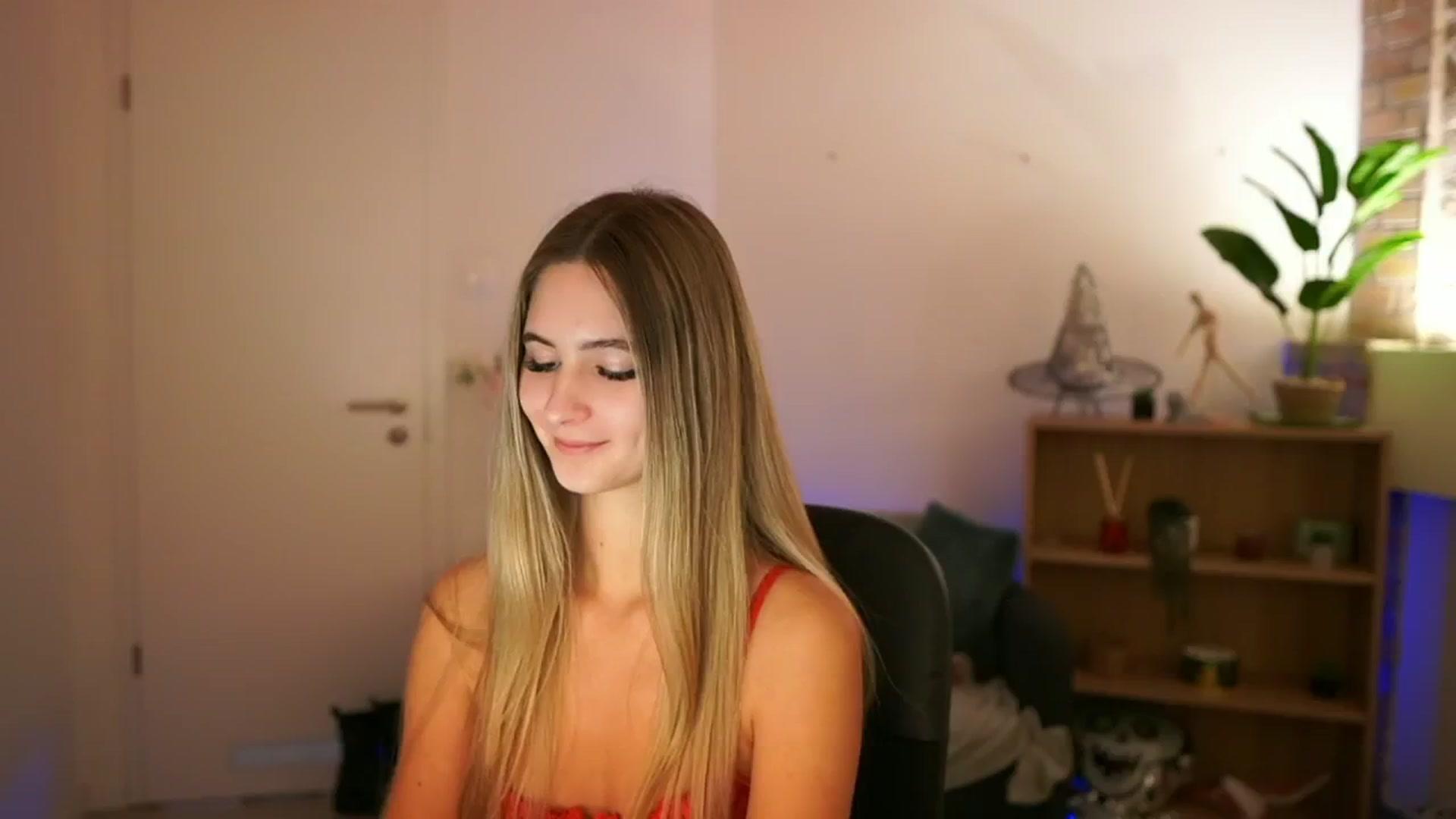 Gallery image thumbnail from CuteGirl_18's myfreecams stream on, 12/12/2024, 18:30 image 6 of 20