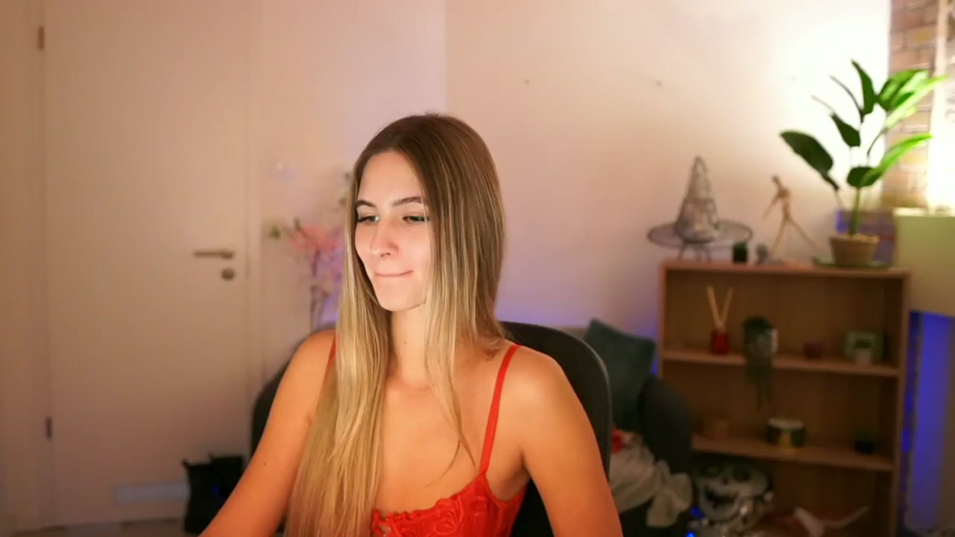 Gallery image thumbnail from CuteGirl_18's myfreecams stream on, 12/12/2024, 18:30 image 12 of 20
