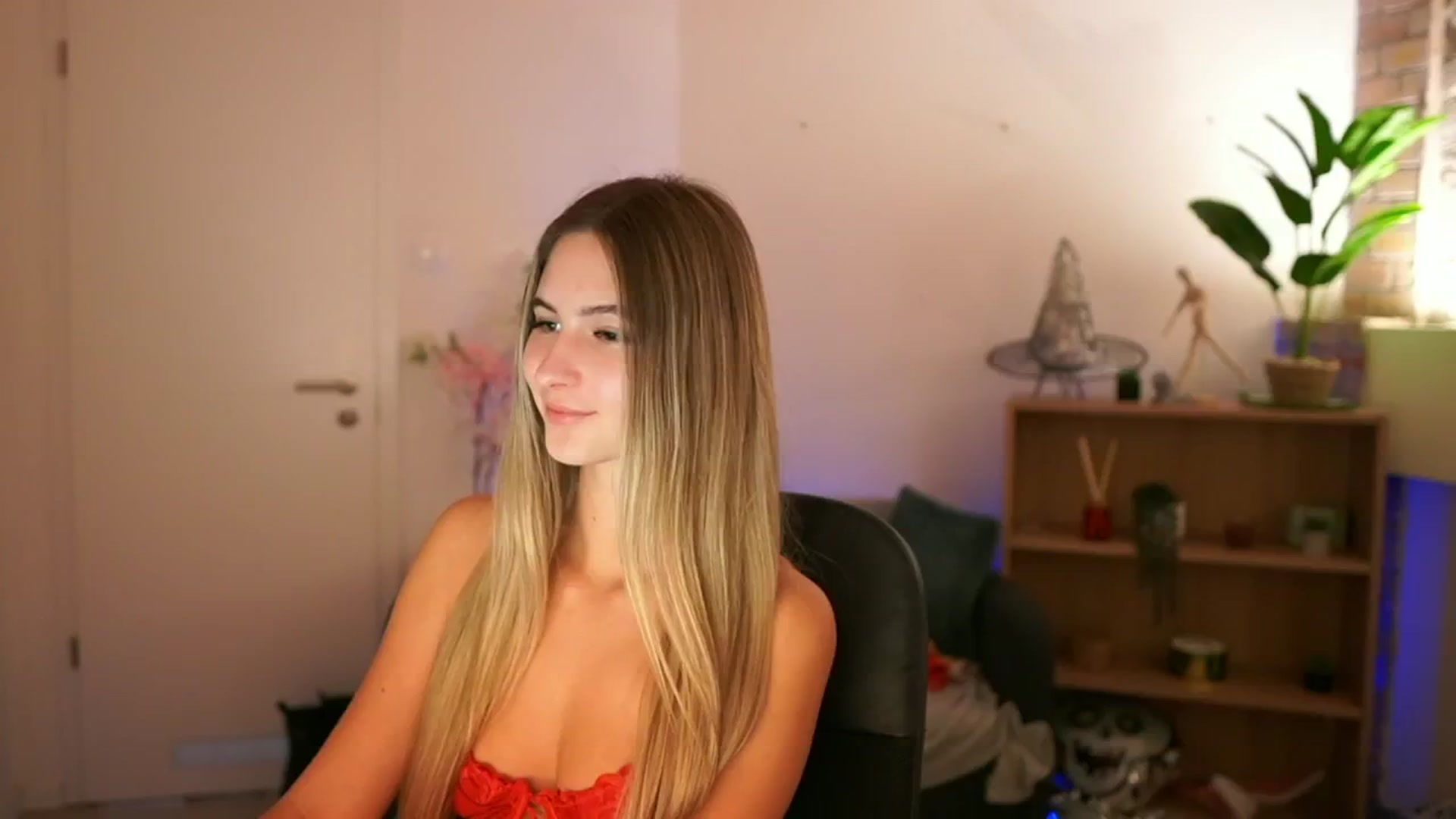 Gallery image thumbnail from CuteGirl_18's myfreecams stream on, 12/12/2024, 18:30 image 19 of 20