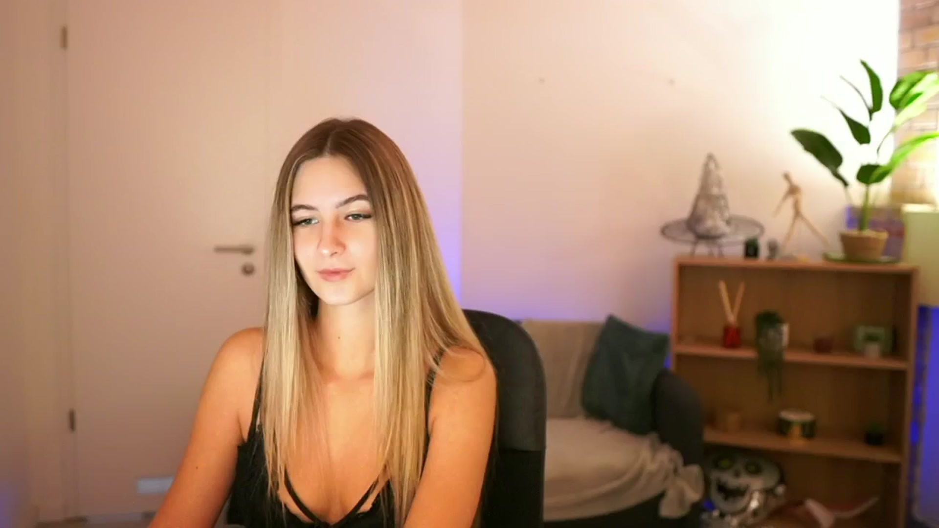 Gallery image thumbnail from CuteGirl_18's myfreecams stream on, 12/15/2024, 14:07 image 5 of 20