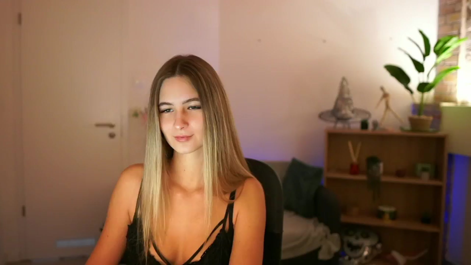 Gallery image thumbnail from CuteGirl_18's myfreecams stream on, 12/15/2024, 14:07 image 1 of 20