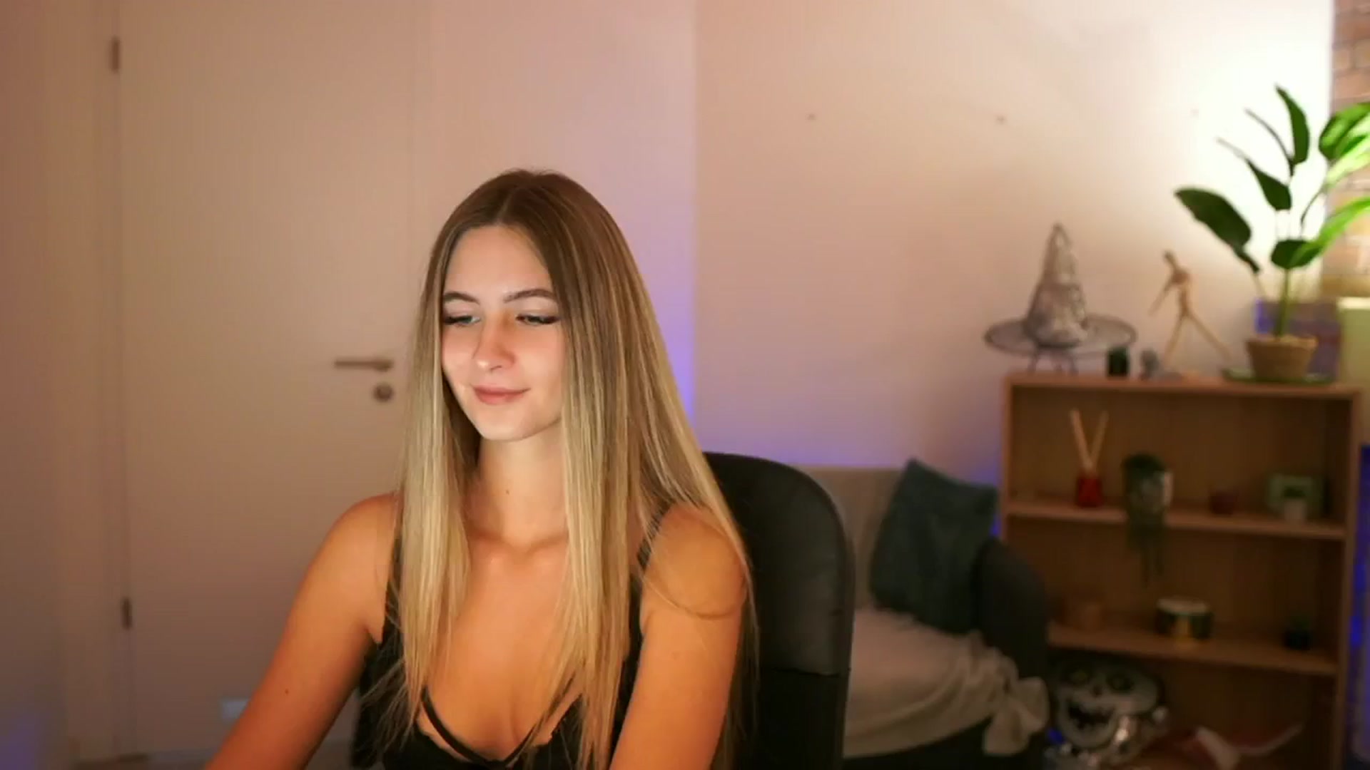 Gallery image thumbnail from CuteGirl_18's myfreecams stream on, 12/15/2024, 14:07 image 7 of 20