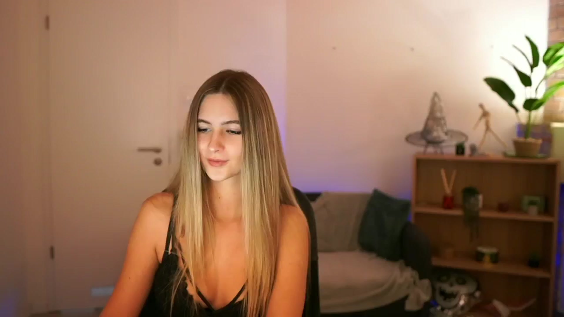 Gallery image thumbnail from CuteGirl_18's myfreecams stream on, 12/15/2024, 14:07 image 10 of 20