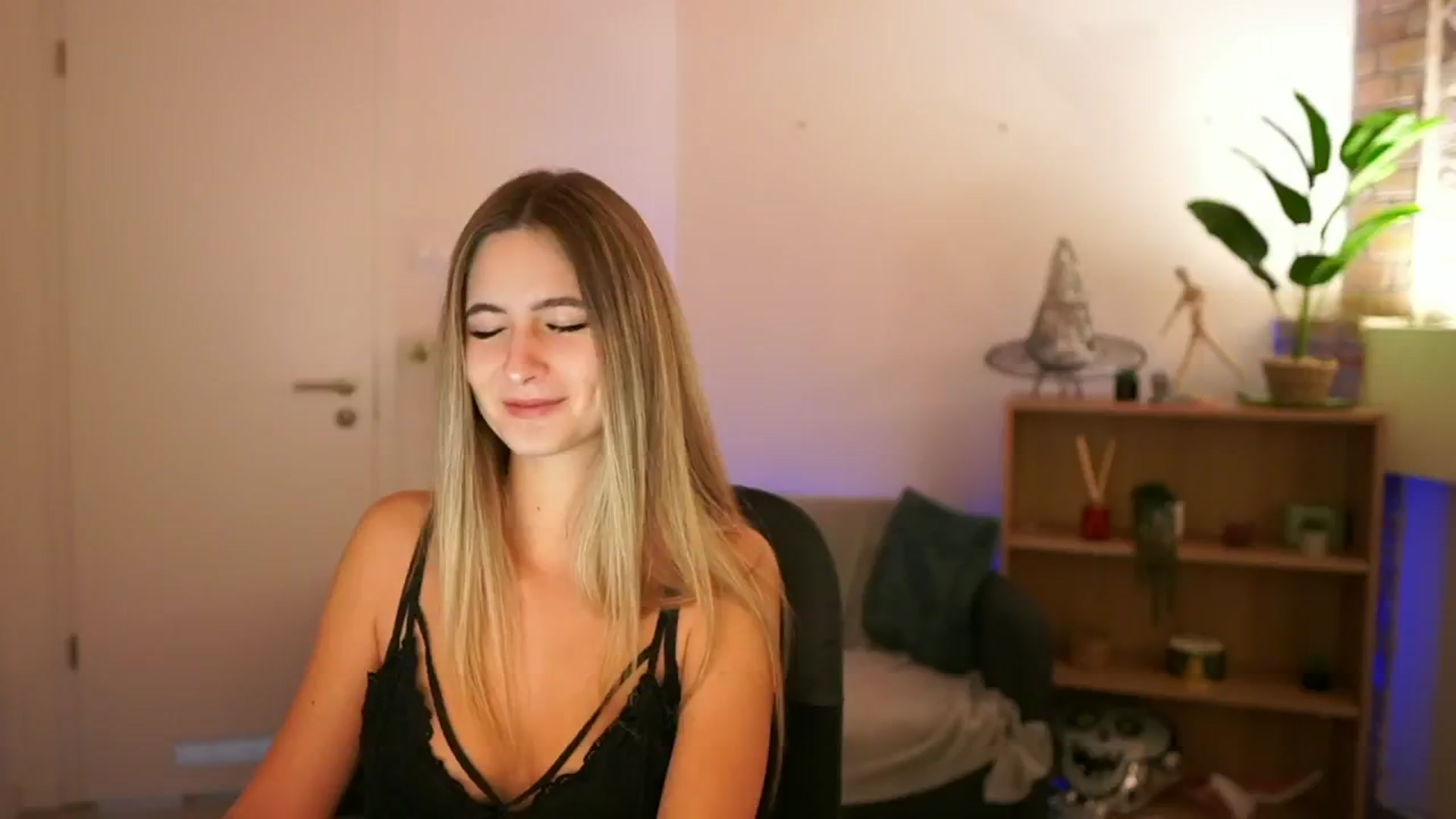 Gallery image thumbnail from CuteGirl_18's myfreecams stream on, 12/15/2024, 14:07 image 3 of 20
