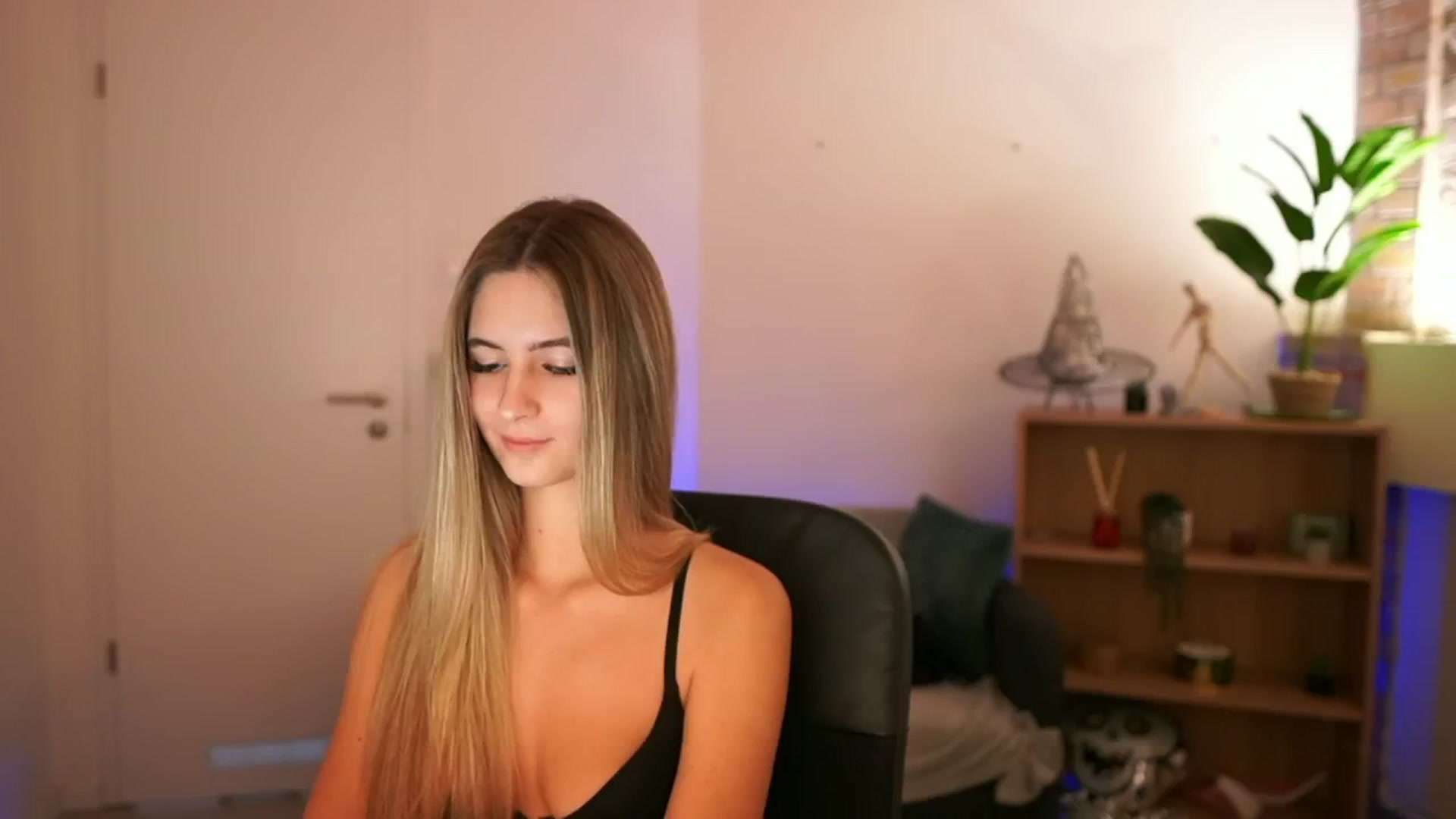 Gallery image thumbnail from CuteGirl_18's myfreecams stream on, 12/15/2024, 16:44 image 3 of 20