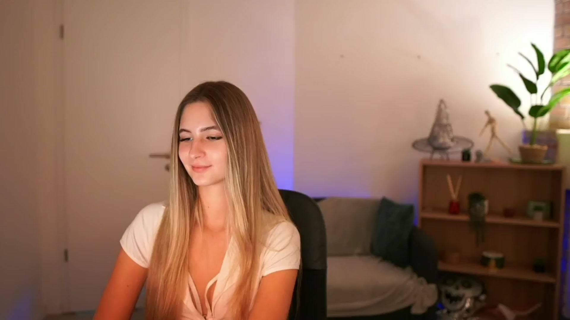 Gallery image thumbnail from CuteGirl_18's myfreecams stream on, 12/16/2024, 18:37 image 13 of 20