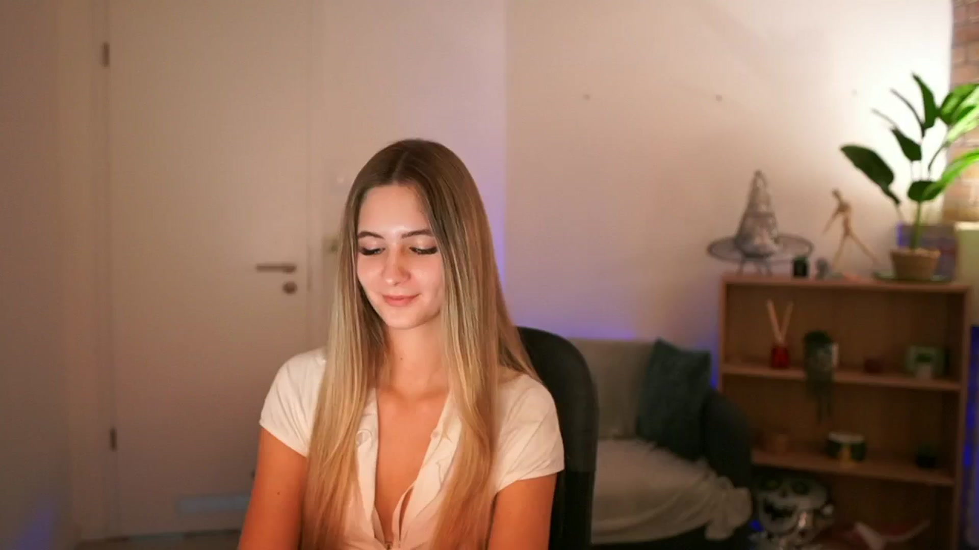 Gallery image thumbnail from CuteGirl_18's myfreecams stream on, 12/16/2024, 18:37 image 6 of 20