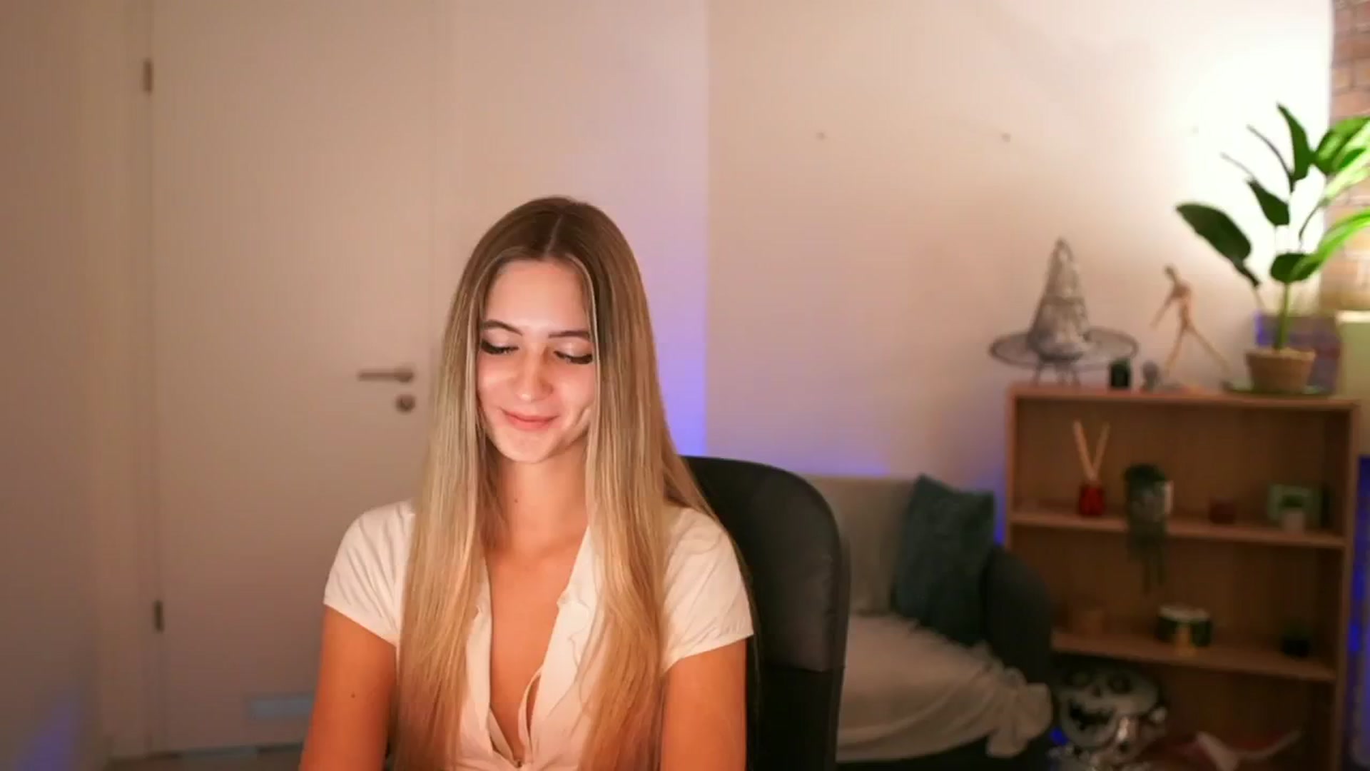 Gallery image thumbnail from CuteGirl_18's myfreecams stream on, 12/16/2024, 18:37 image 5 of 20