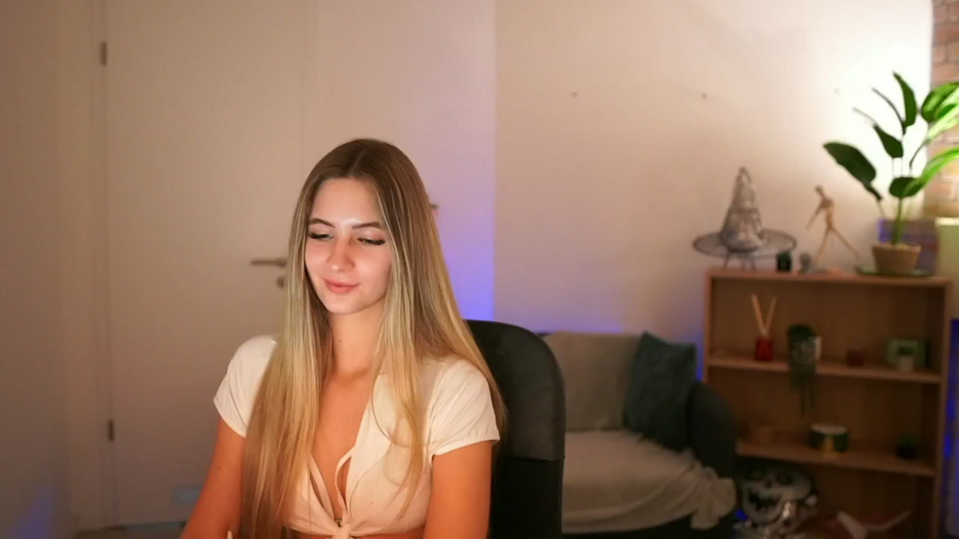 Gallery image thumbnail from CuteGirl_18's myfreecams stream on, 12/16/2024, 18:37 image 10 of 20