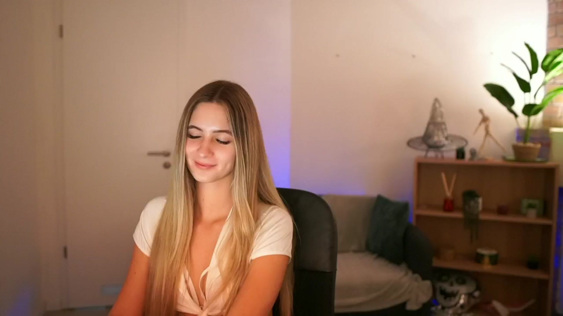 Gallery image thumbnail from CuteGirl_18's myfreecams stream on, 12/16/2024, 18:37 image 14 of 20
