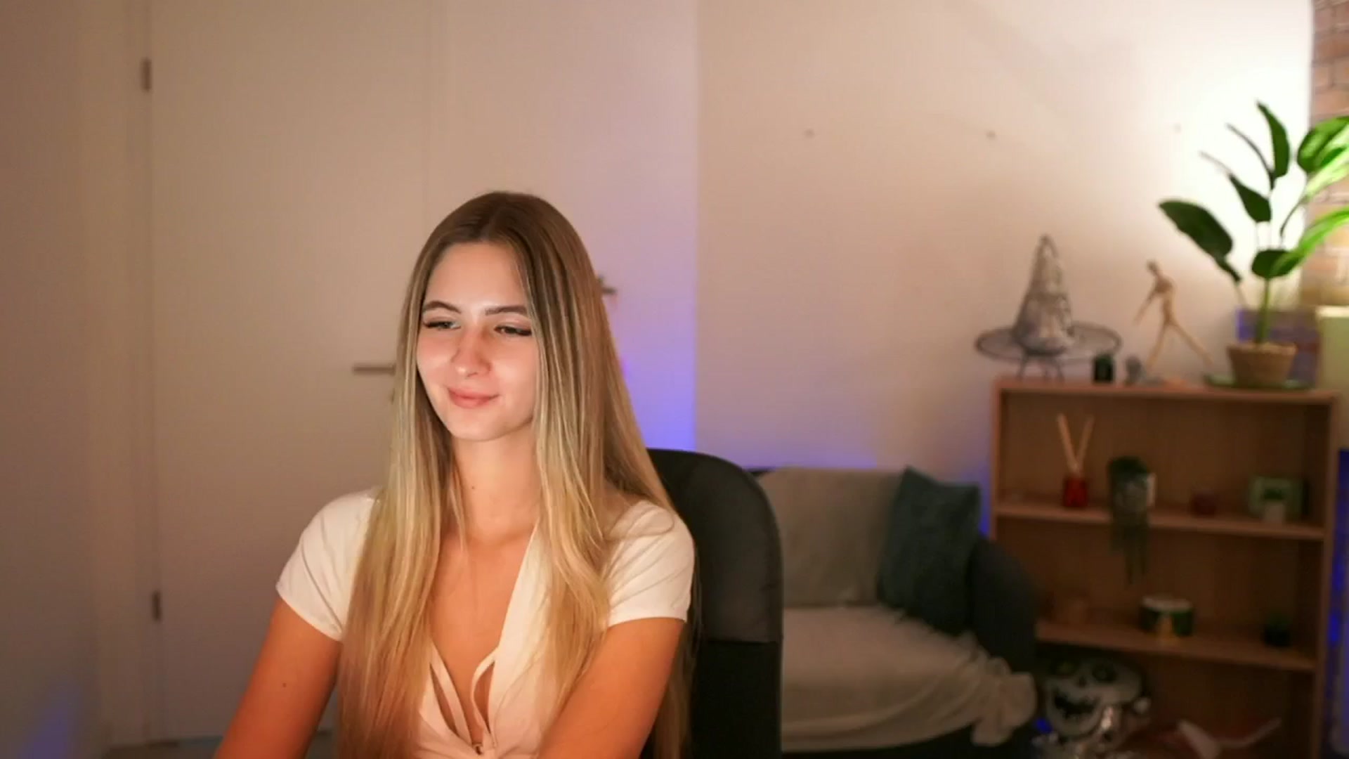 Gallery image thumbnail from CuteGirl_18's myfreecams stream on, 12/16/2024, 18:37 image 12 of 20