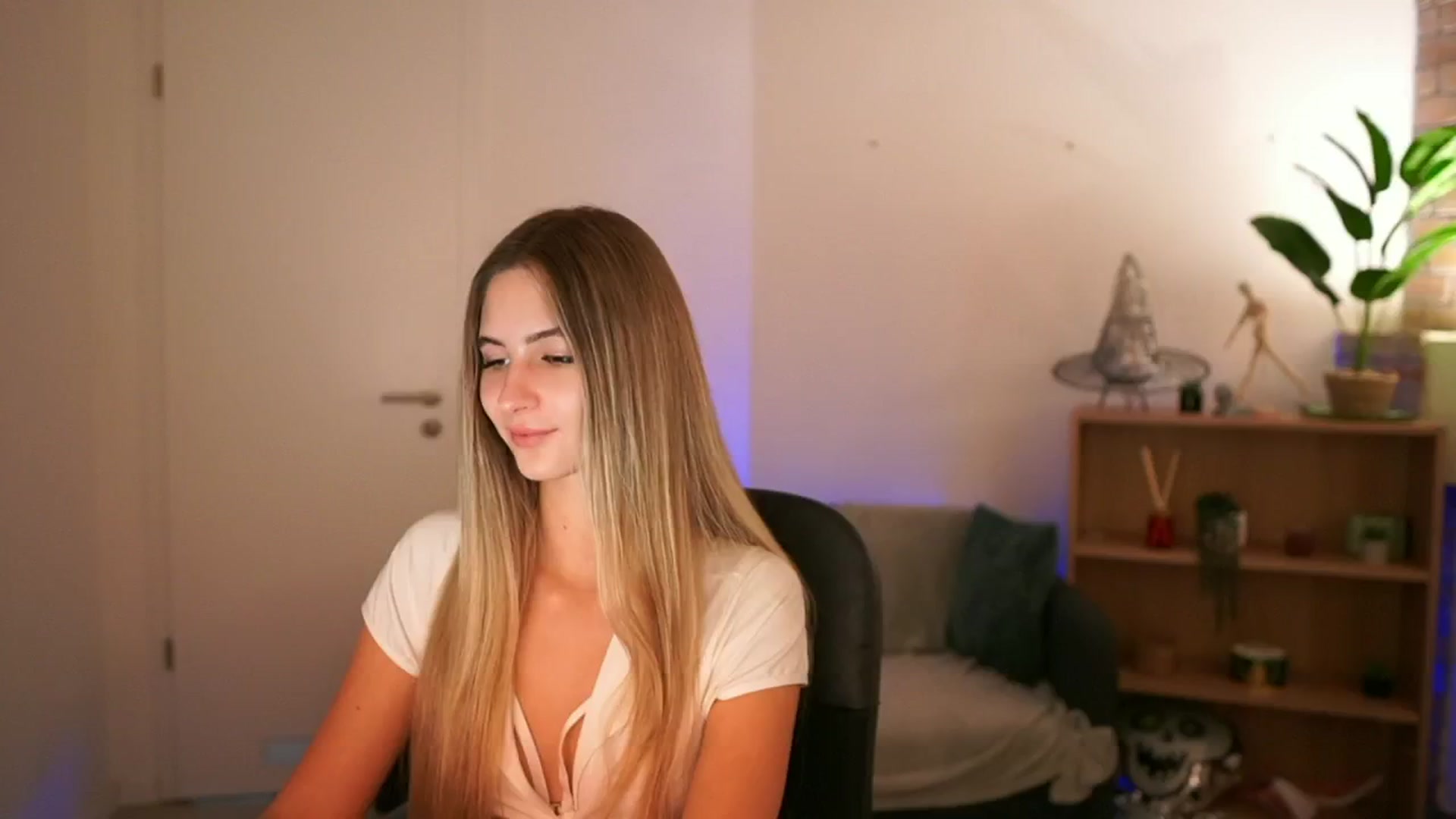 Gallery image thumbnail from CuteGirl_18's myfreecams stream on, 12/16/2024, 18:37 image 16 of 20