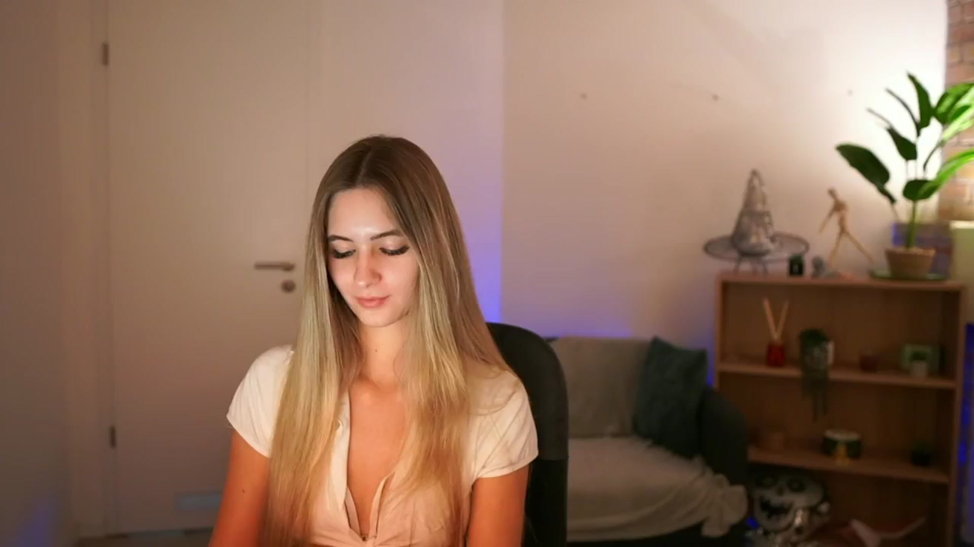 Gallery image thumbnail from CuteGirl_18's myfreecams stream on, 12/16/2024, 18:37 image 1 of 20