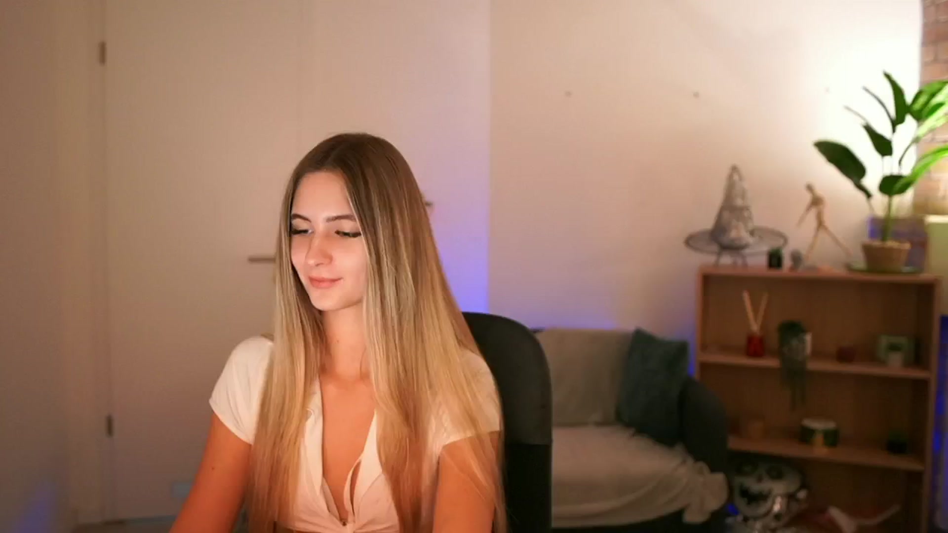 Gallery image thumbnail from CuteGirl_18's myfreecams stream on, 12/16/2024, 18:37 image 2 of 20