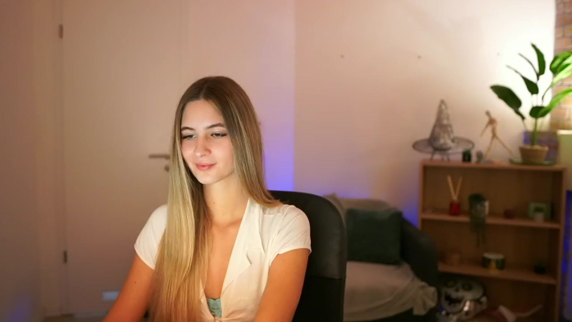 Gallery image thumbnail from CuteGirl_18's myfreecams stream on, 12/18/2024, 14:22 image 15 of 20