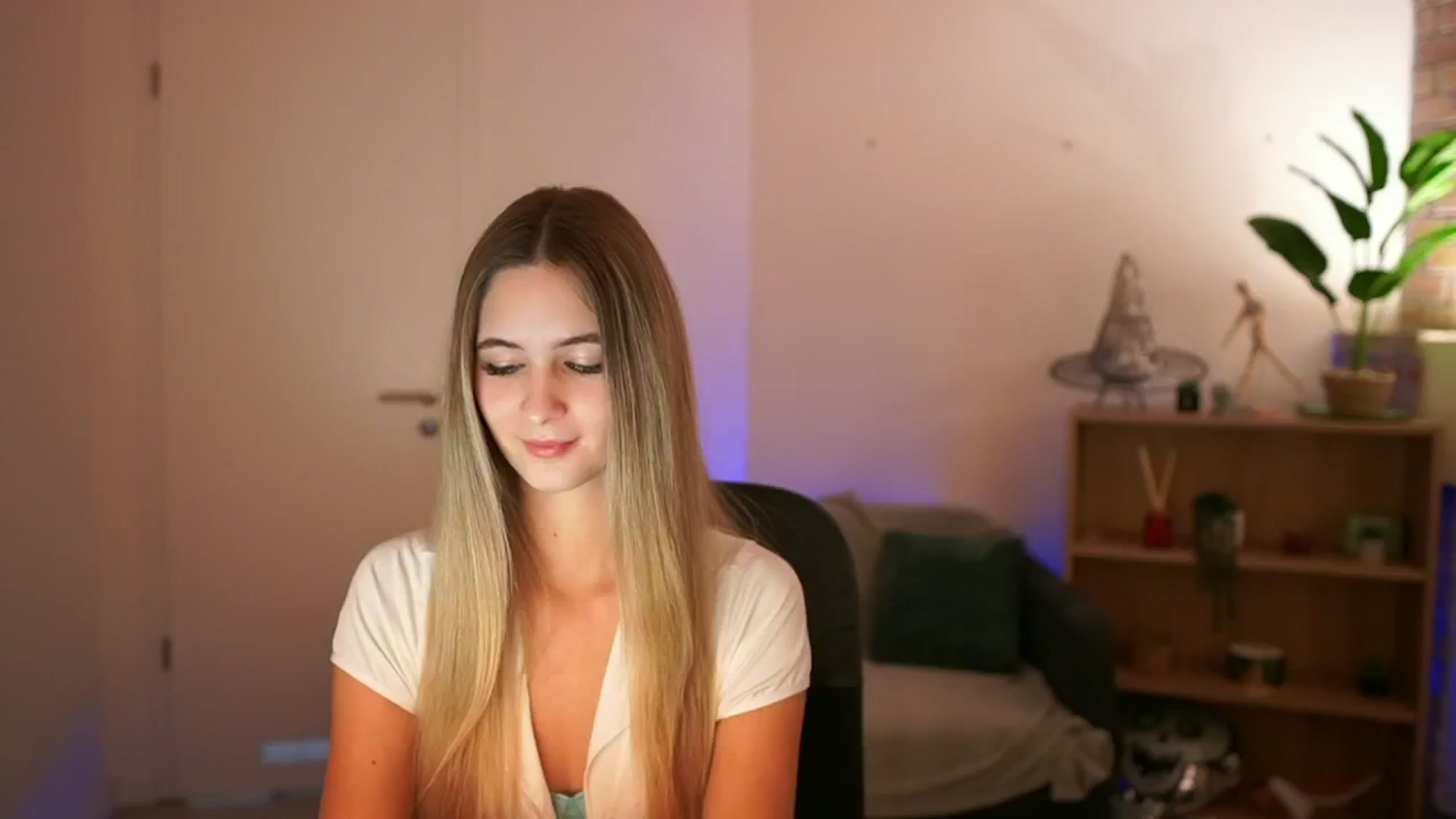 Gallery image thumbnail from CuteGirl_18's myfreecams stream on, 12/18/2024, 14:22 image 3 of 20