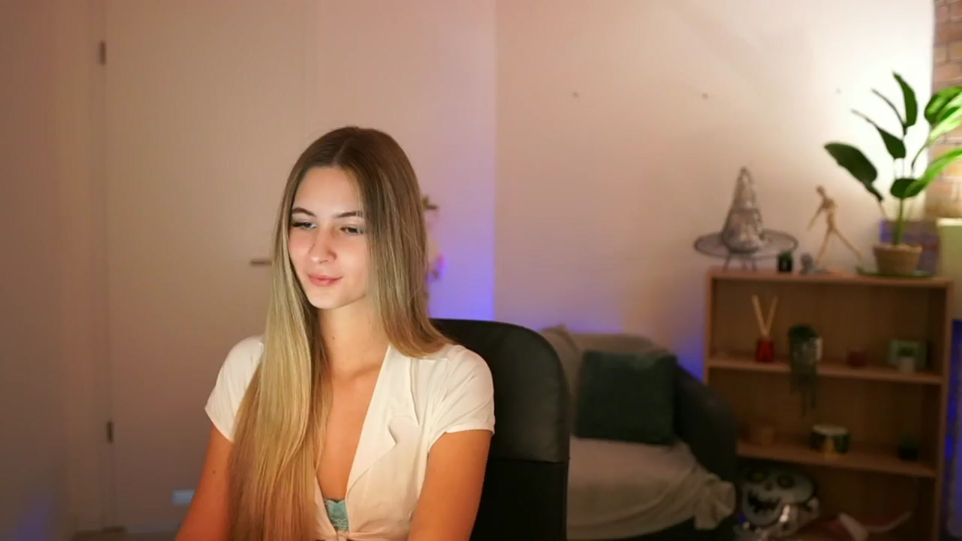 Gallery image thumbnail from CuteGirl_18's myfreecams stream on, 12/18/2024, 14:22 image 12 of 20