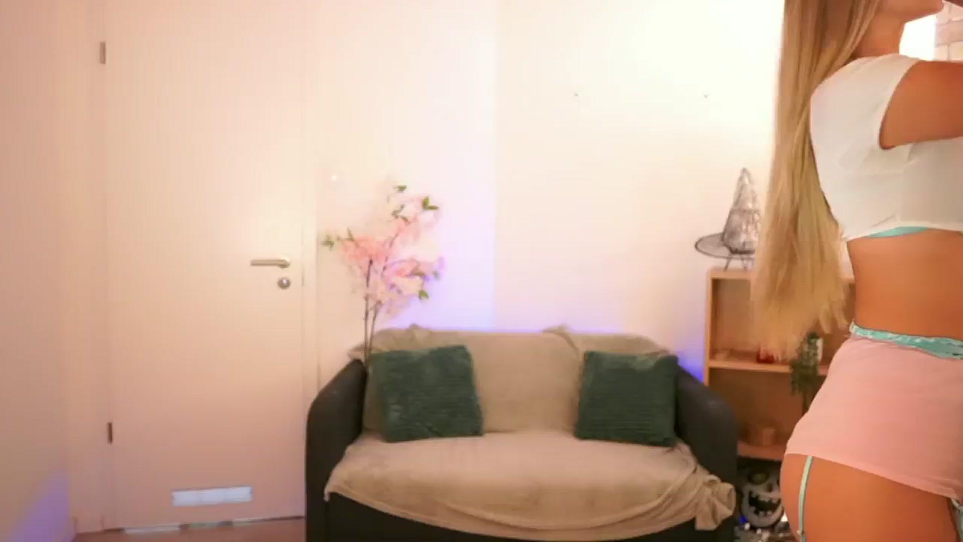 Gallery image thumbnail from CuteGirl_18's myfreecams stream on, 12/18/2024, 14:22 image 6 of 20