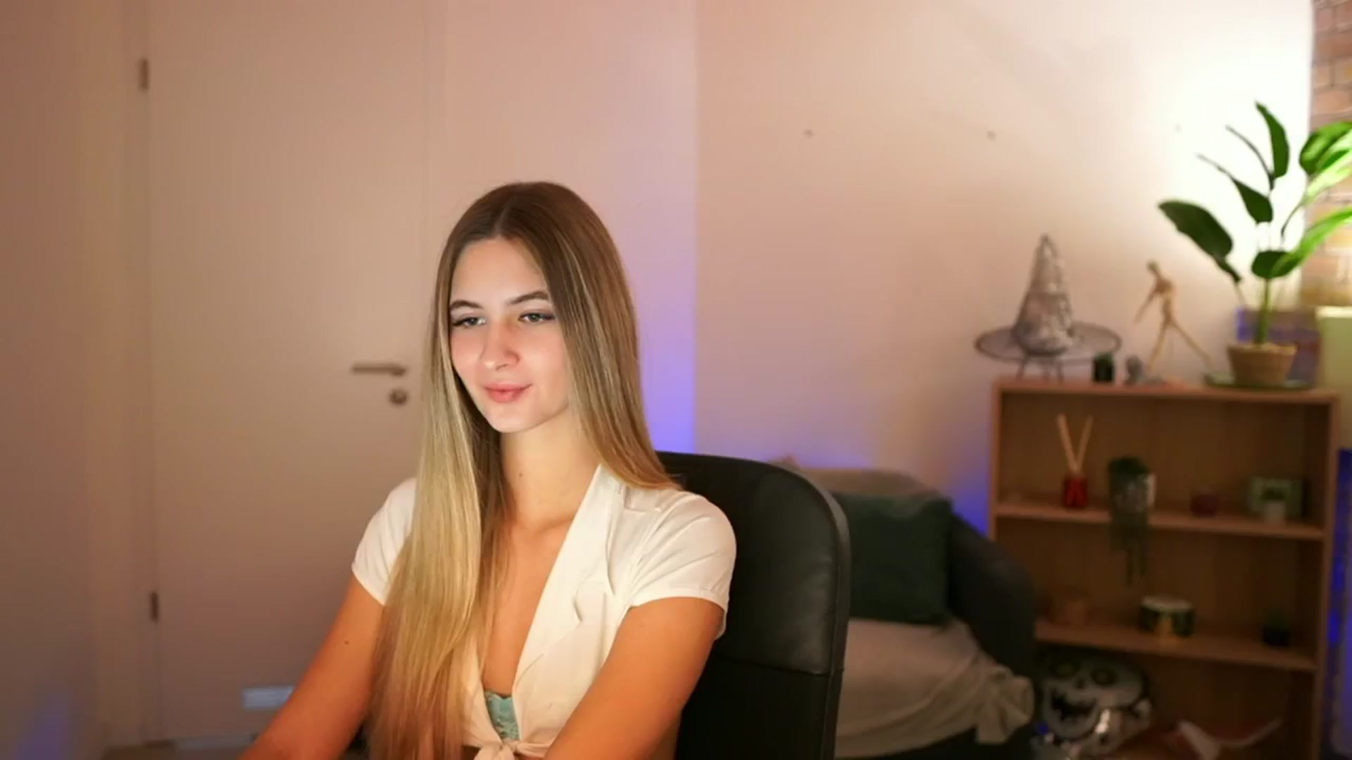 Gallery image thumbnail from CuteGirl_18's myfreecams stream on, 12/18/2024, 14:22 image 16 of 20