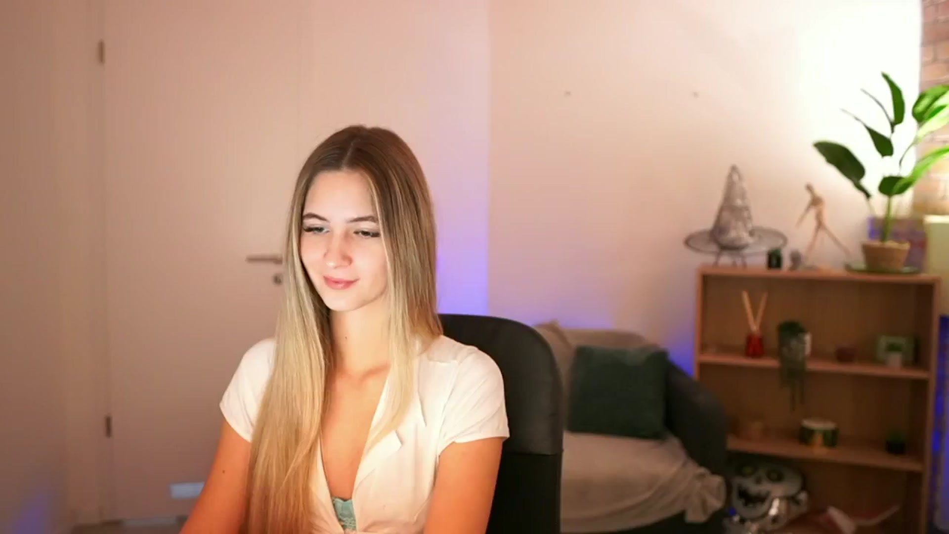 Gallery image thumbnail from CuteGirl_18's myfreecams stream on, 12/18/2024, 14:22 image 10 of 20