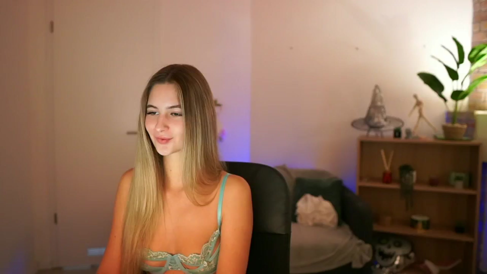 Gallery image thumbnail from CuteGirl_18's myfreecams stream on, 12/18/2024, 14:22 image 20 of 20