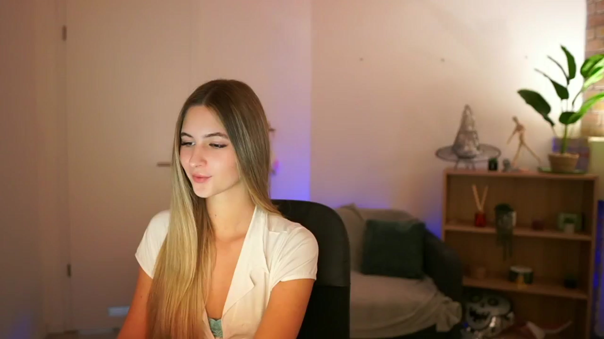 Gallery image thumbnail from CuteGirl_18's myfreecams stream on, 12/18/2024, 14:22 image 14 of 20