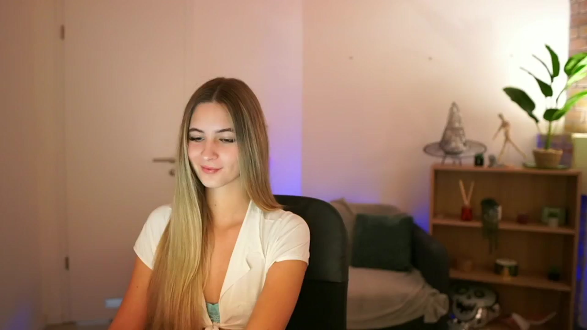Gallery image thumbnail from CuteGirl_18's myfreecams stream on, 12/18/2024, 14:22 image 13 of 20