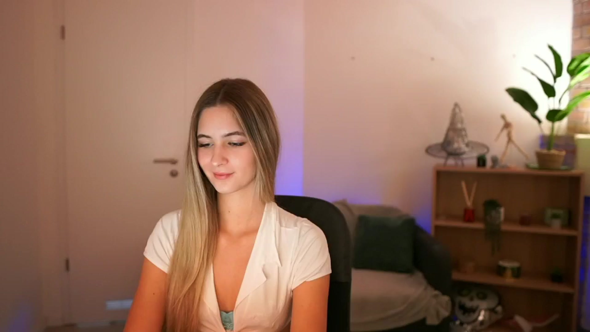 Gallery image thumbnail from CuteGirl_18's myfreecams stream on, 12/18/2024, 14:22 image 8 of 20