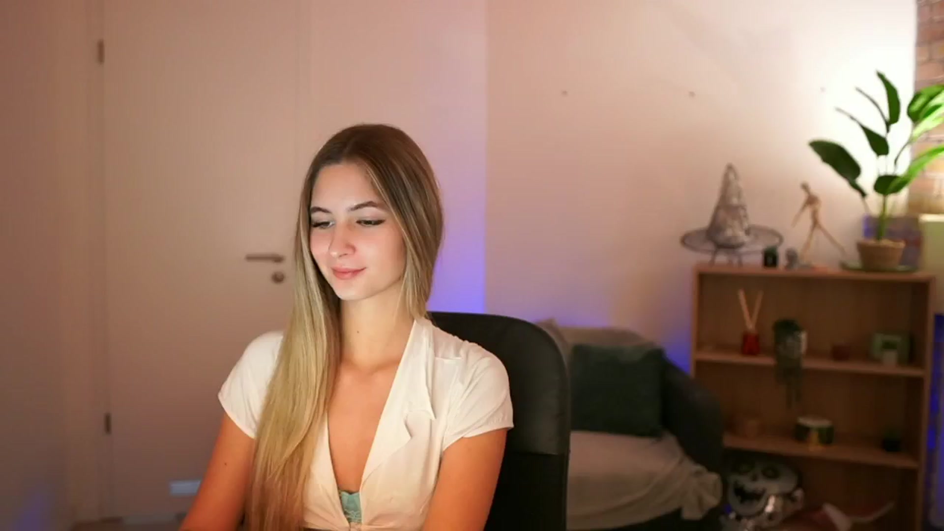Gallery image thumbnail from CuteGirl_18's myfreecams stream on, 12/18/2024, 14:22 image 7 of 20