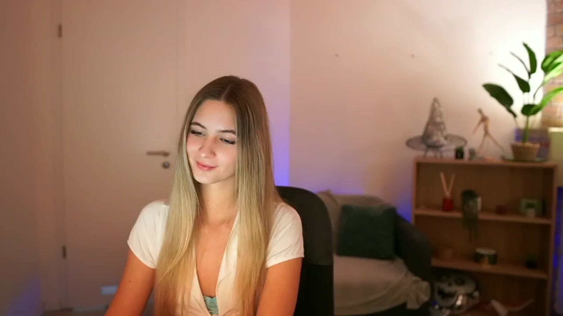 Gallery image thumbnail from CuteGirl_18's myfreecams stream on, 12/18/2024, 14:22 image 4 of 20