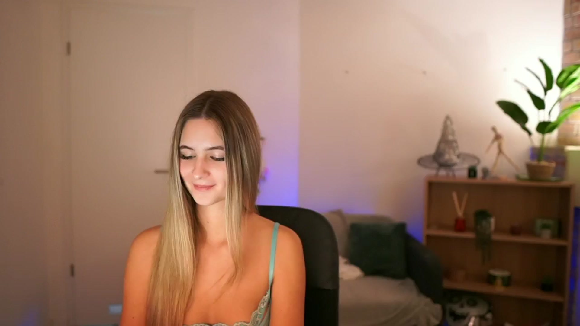 Gallery image thumbnail from CuteGirl_18's myfreecams stream on, 12/18/2024, 15:36 image 13 of 20