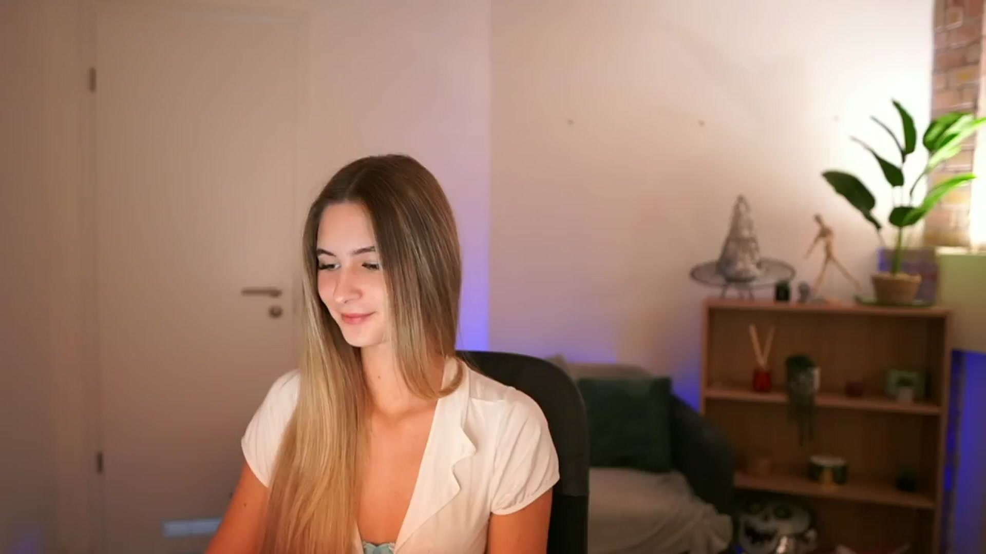 Gallery image thumbnail from CuteGirl_18's myfreecams stream on, 12/18/2024, 15:36 image 1 of 20