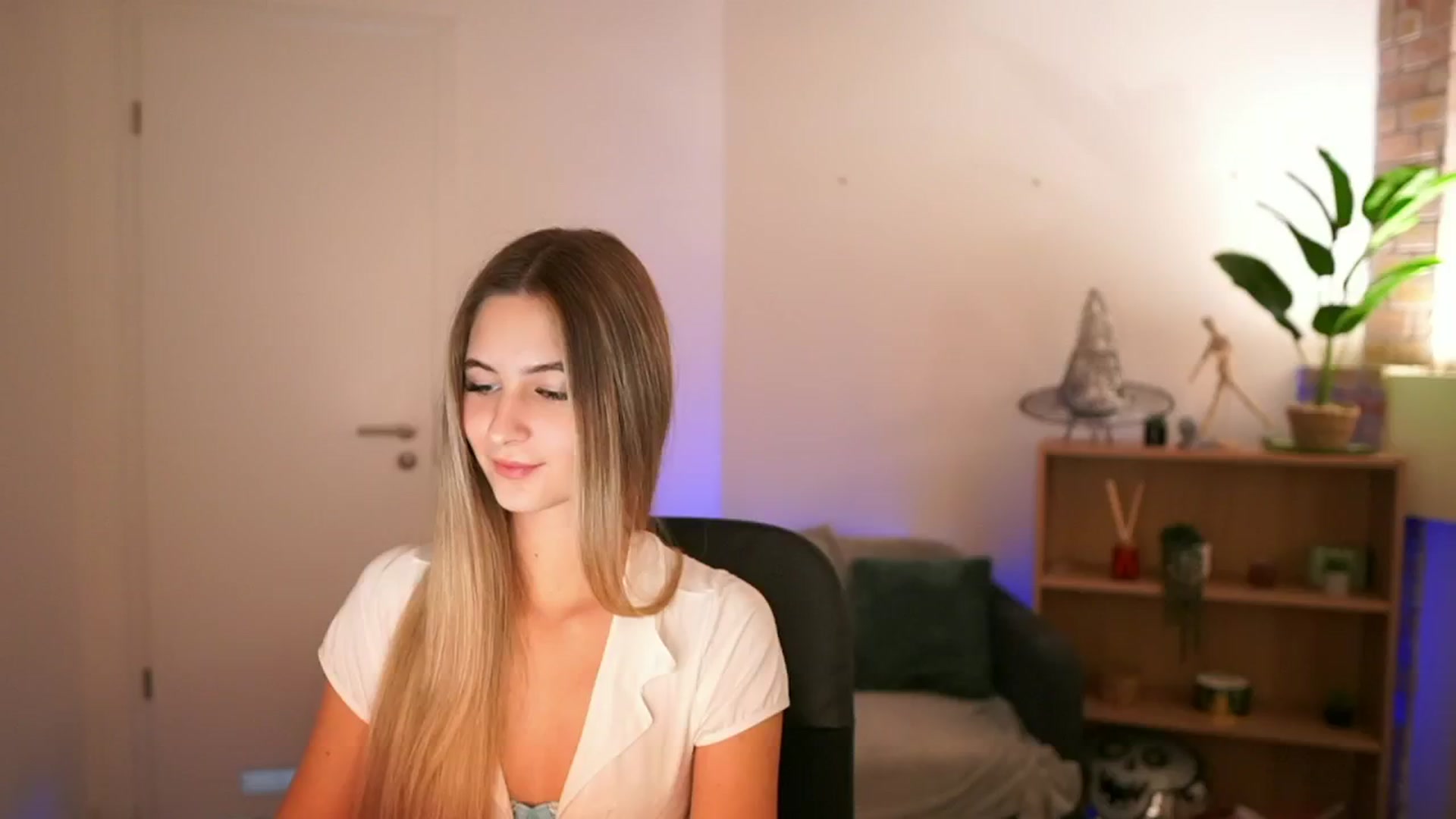Gallery image thumbnail from CuteGirl_18's myfreecams stream on, 12/18/2024, 15:36 image 2 of 20