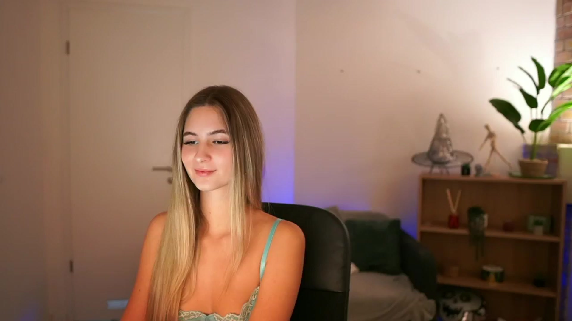 Gallery image thumbnail from CuteGirl_18's myfreecams stream on, 12/18/2024, 15:36 image 14 of 20