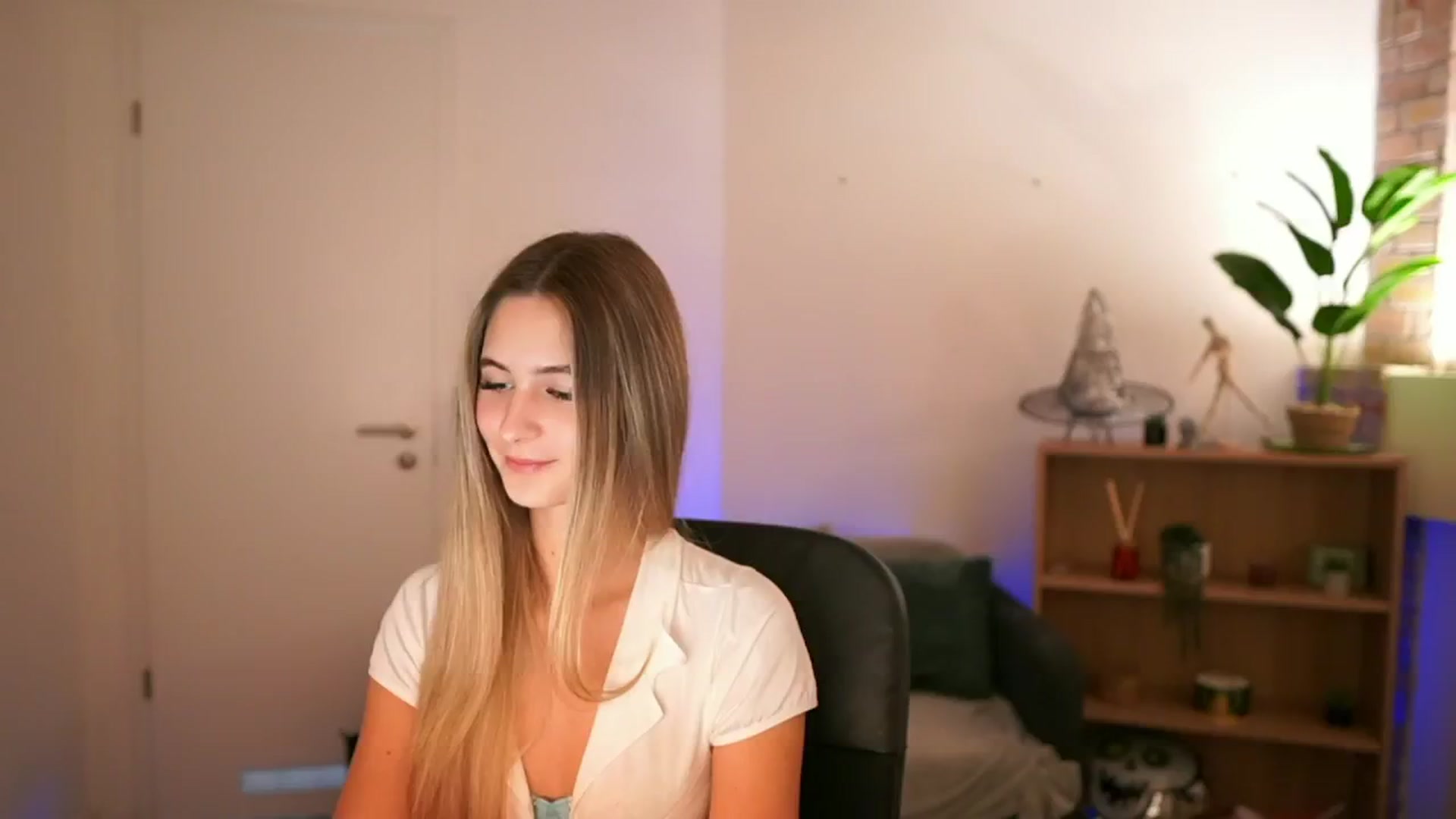 Gallery image thumbnail from CuteGirl_18's myfreecams stream on, 12/18/2024, 15:36 image 3 of 20