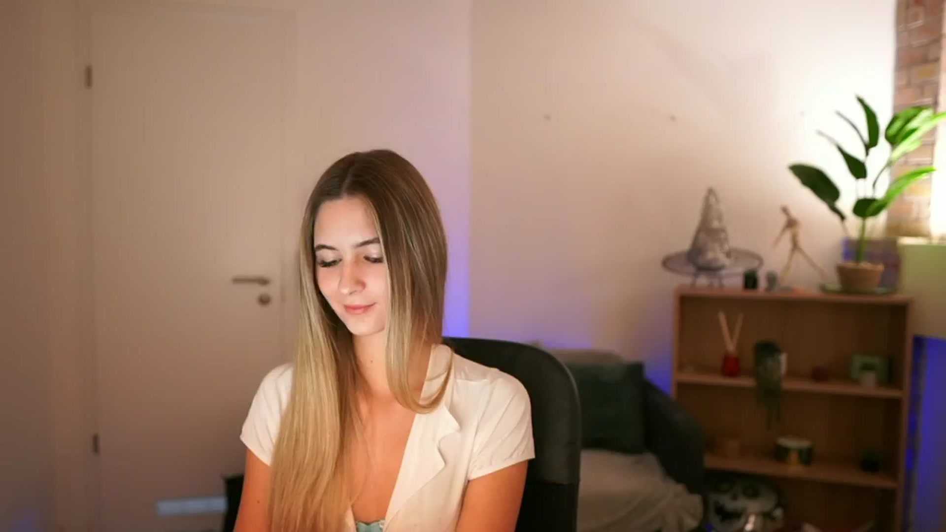 Gallery image thumbnail from CuteGirl_18's myfreecams stream on, 12/18/2024, 15:36 image 4 of 20
