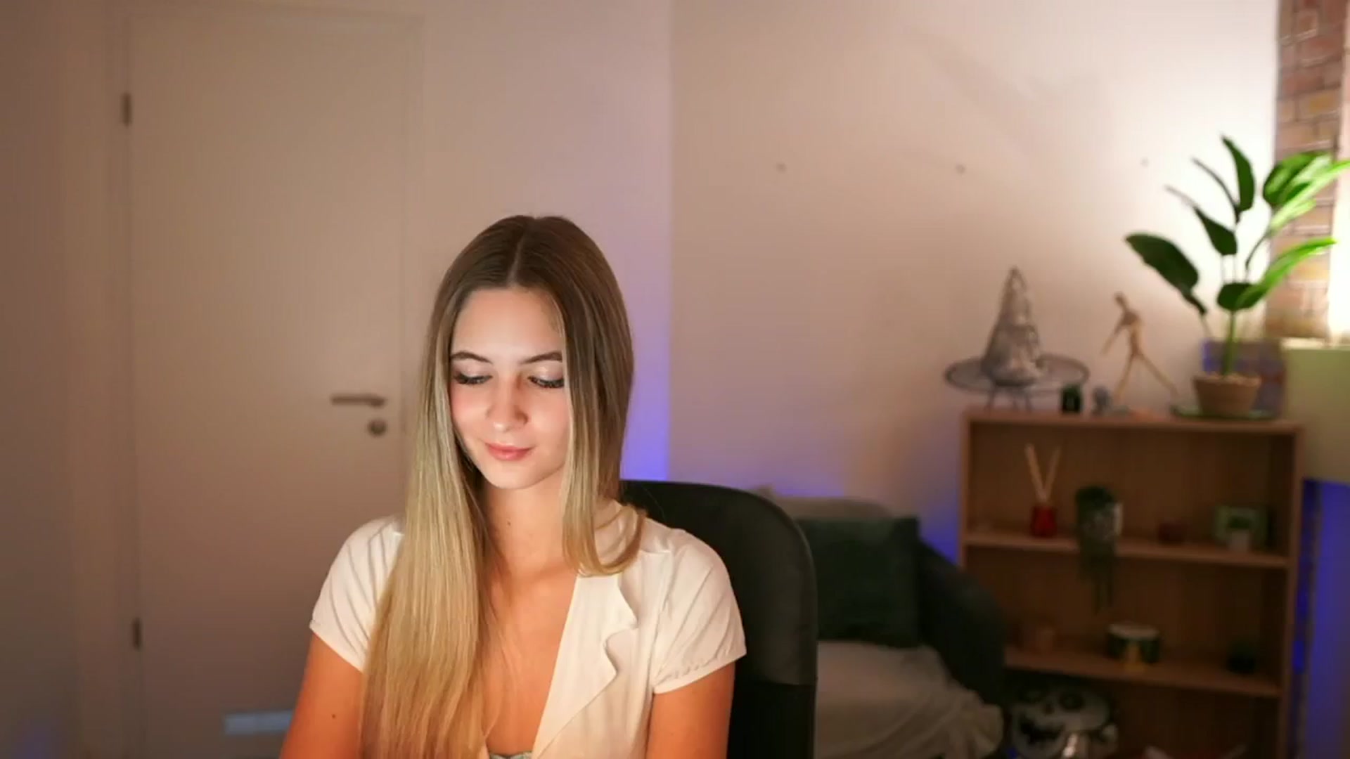 Gallery image thumbnail from CuteGirl_18's myfreecams stream on, 12/18/2024, 15:36 image 5 of 20