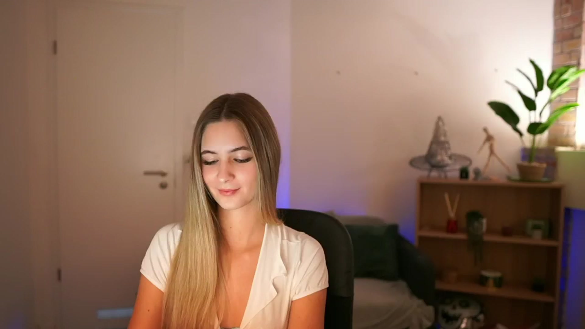 Gallery image thumbnail from CuteGirl_18's myfreecams stream on, 12/18/2024, 15:36 image 6 of 20