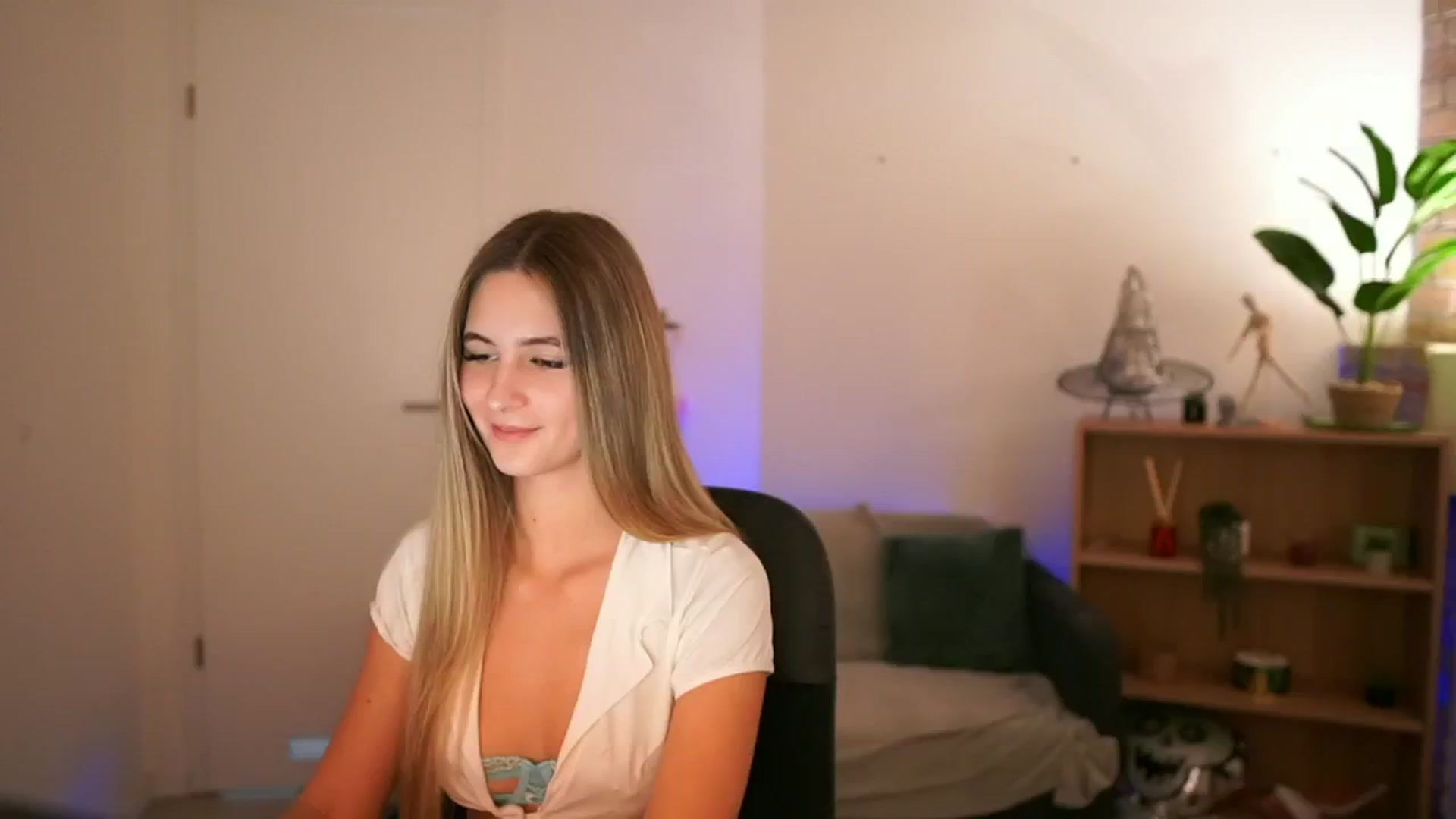 Gallery image thumbnail from CuteGirl_18's myfreecams stream on, 12/18/2024, 17:19 image 3 of 20
