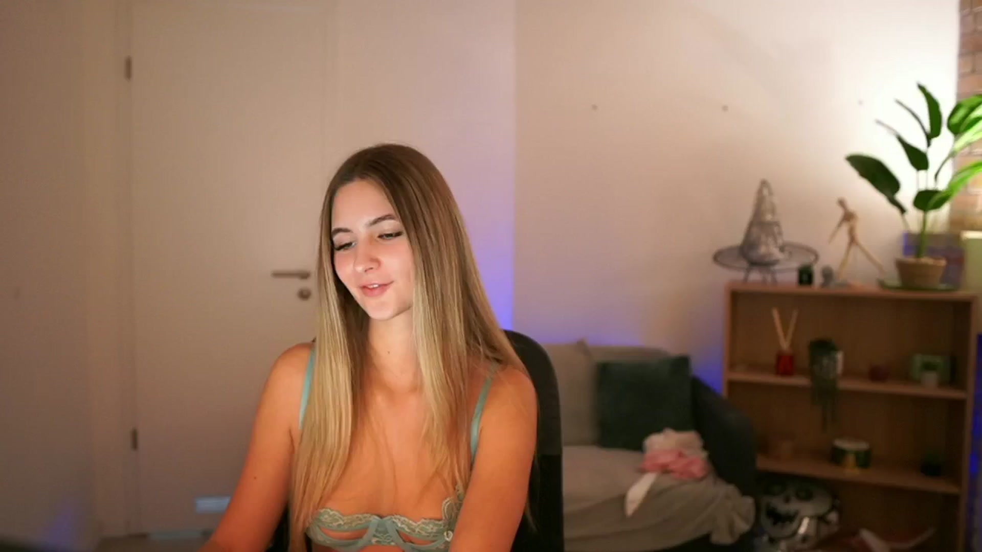 Gallery image thumbnail from CuteGirl_18's myfreecams stream on, 12/18/2024, 17:19 image 19 of 20