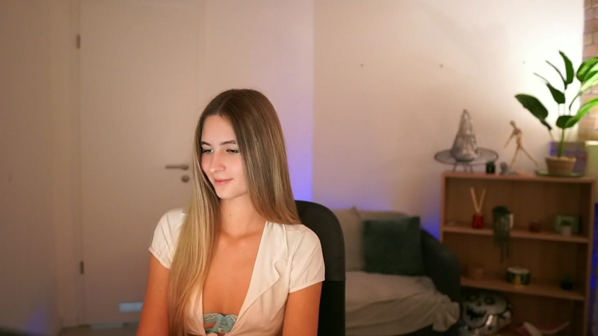 Gallery image thumbnail from CuteGirl_18's myfreecams stream on, 12/18/2024, 17:19 image 5 of 20