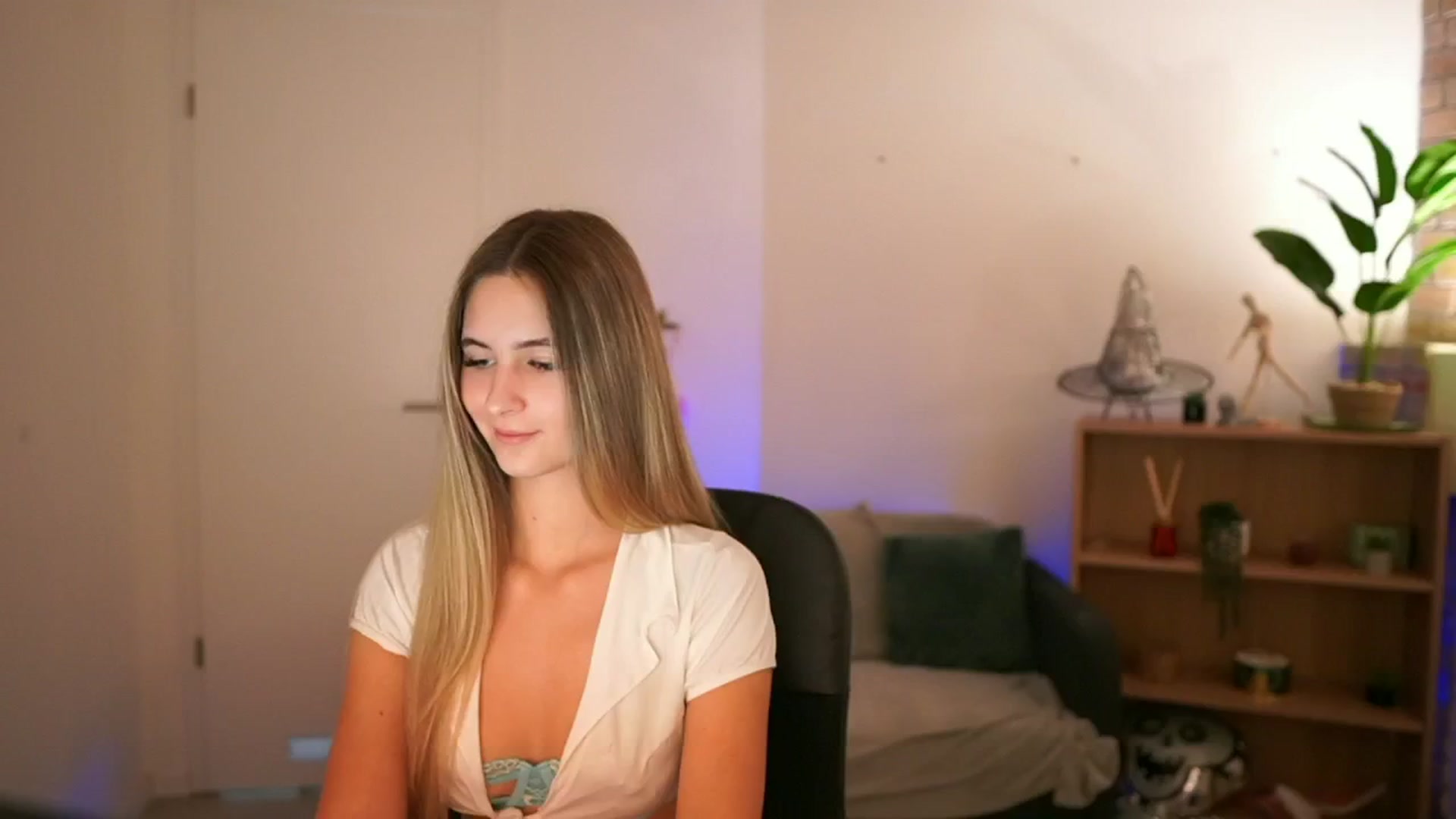 Gallery image thumbnail from CuteGirl_18's myfreecams stream on, 12/18/2024, 17:19 image 2 of 20