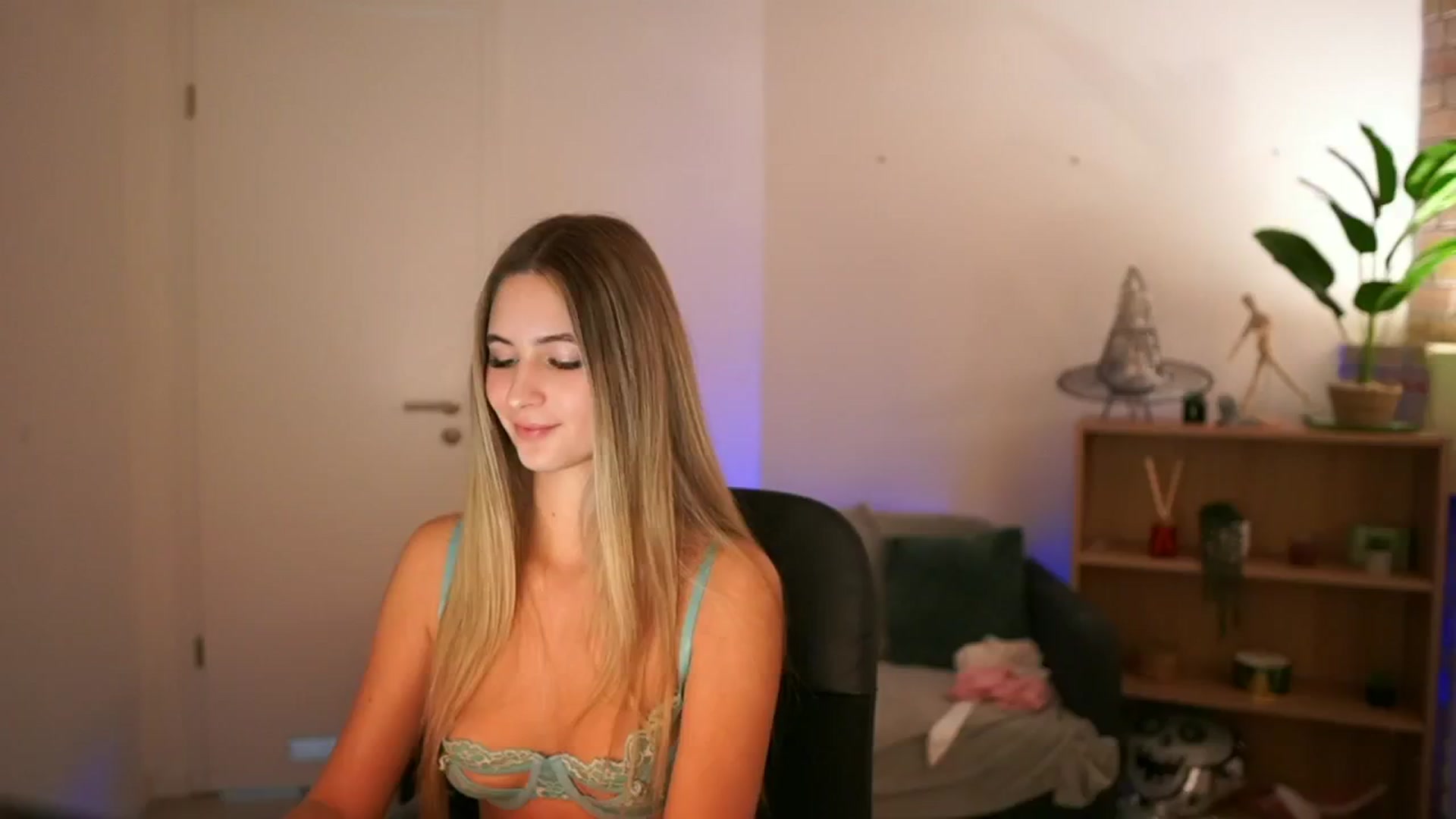 Gallery image thumbnail from CuteGirl_18's myfreecams stream on, 12/18/2024, 17:19 image 18 of 20