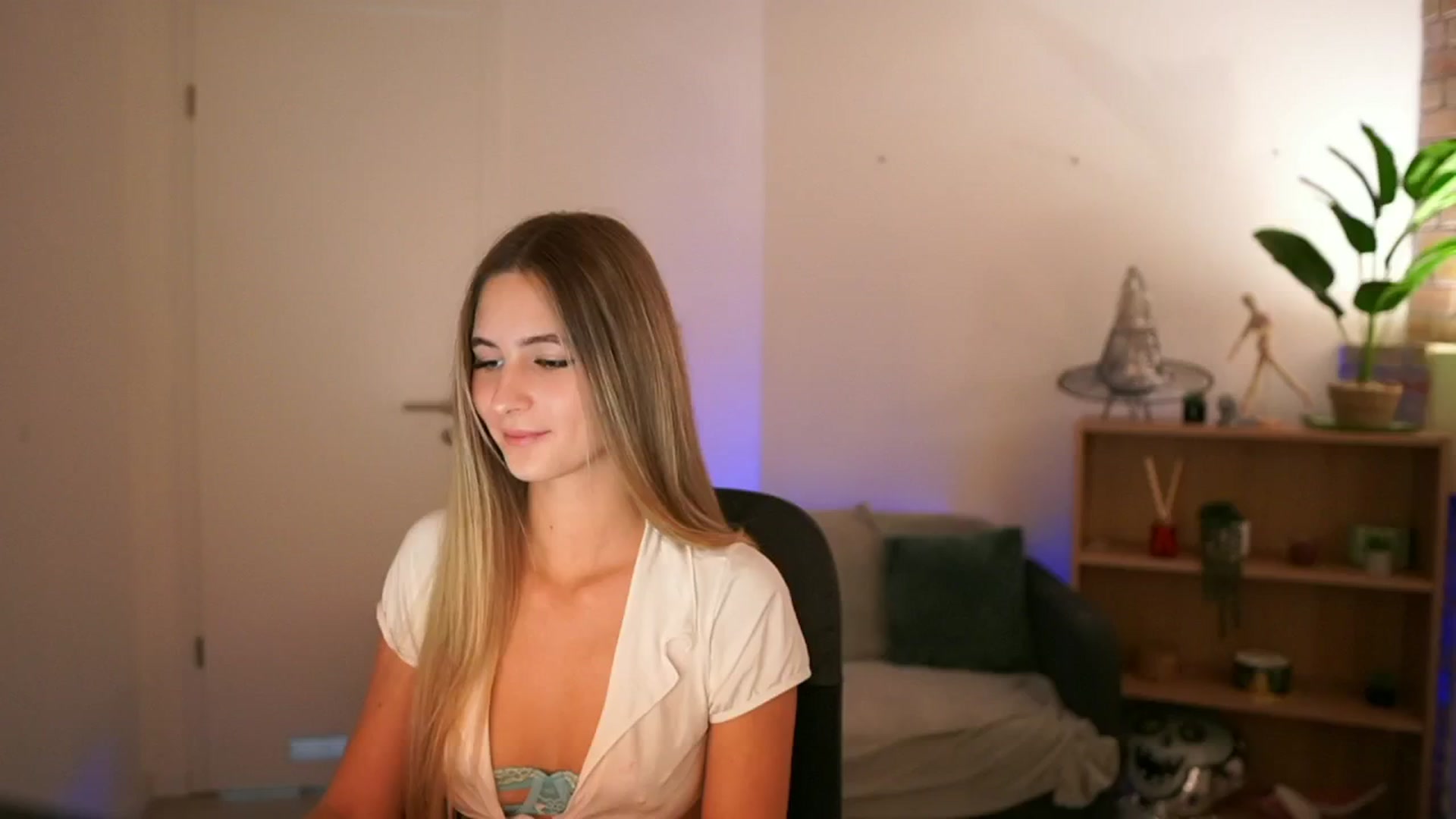 Gallery image thumbnail from CuteGirl_18's myfreecams stream on, 12/18/2024, 17:19 image 6 of 20