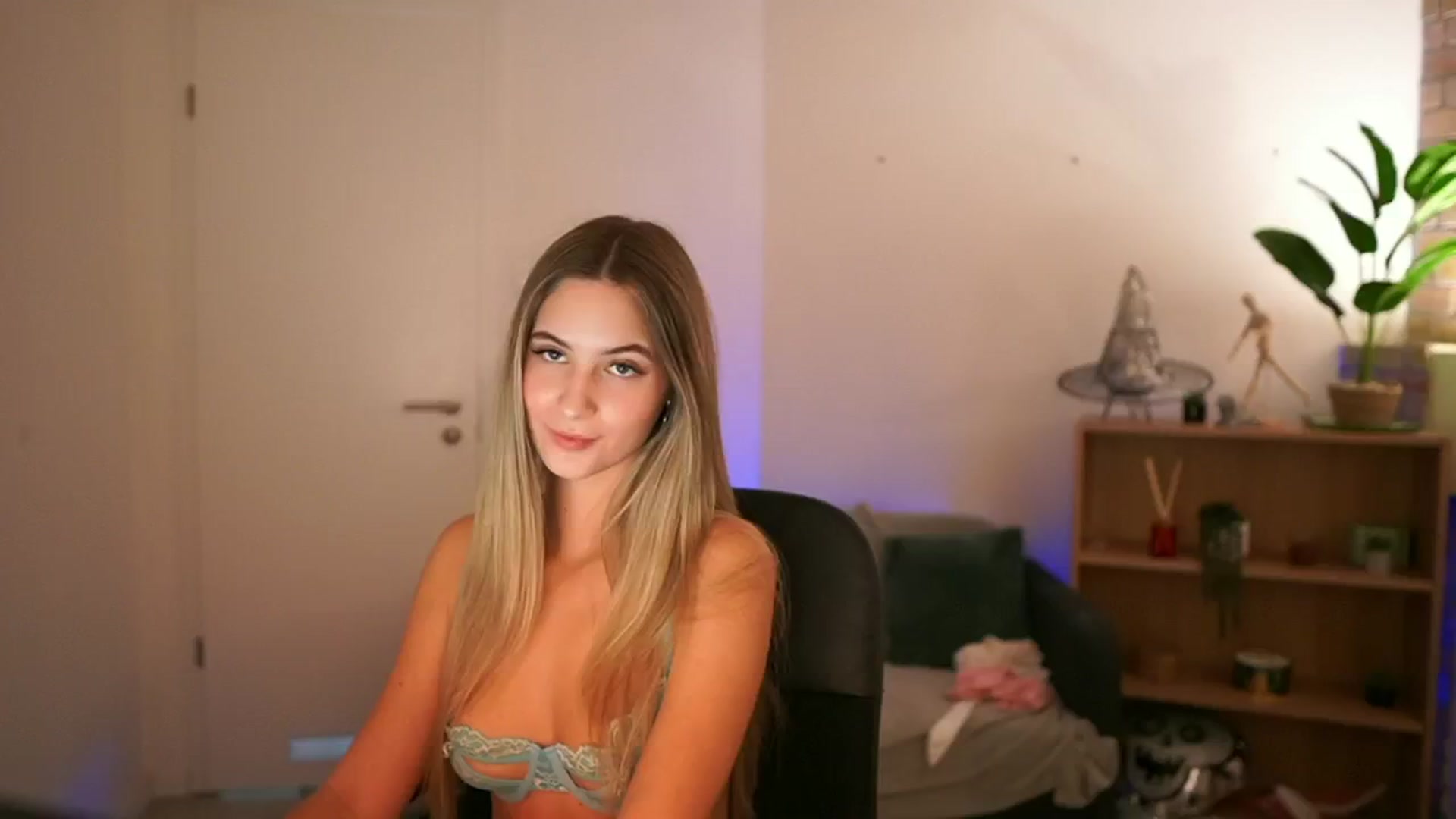 Gallery image thumbnail from CuteGirl_18's myfreecams stream on, 12/18/2024, 17:19 image 20 of 20