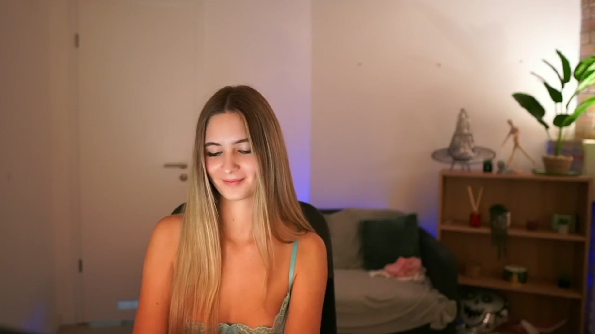 Gallery image thumbnail from CuteGirl_18's myfreecams stream on, 12/18/2024, 18:26 image 13 of 20